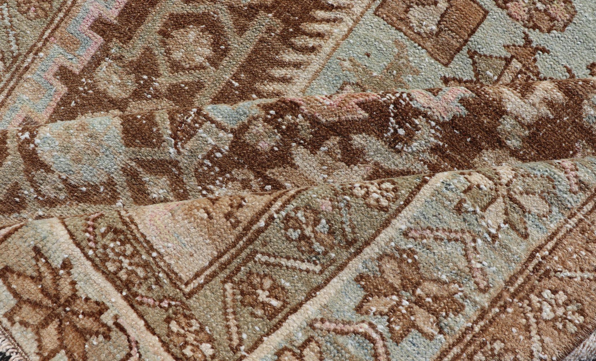 Erdfarbener antiker persischer Hamadan Teppich mit Medaillon-Design in Braun und Blau im Angebot 2