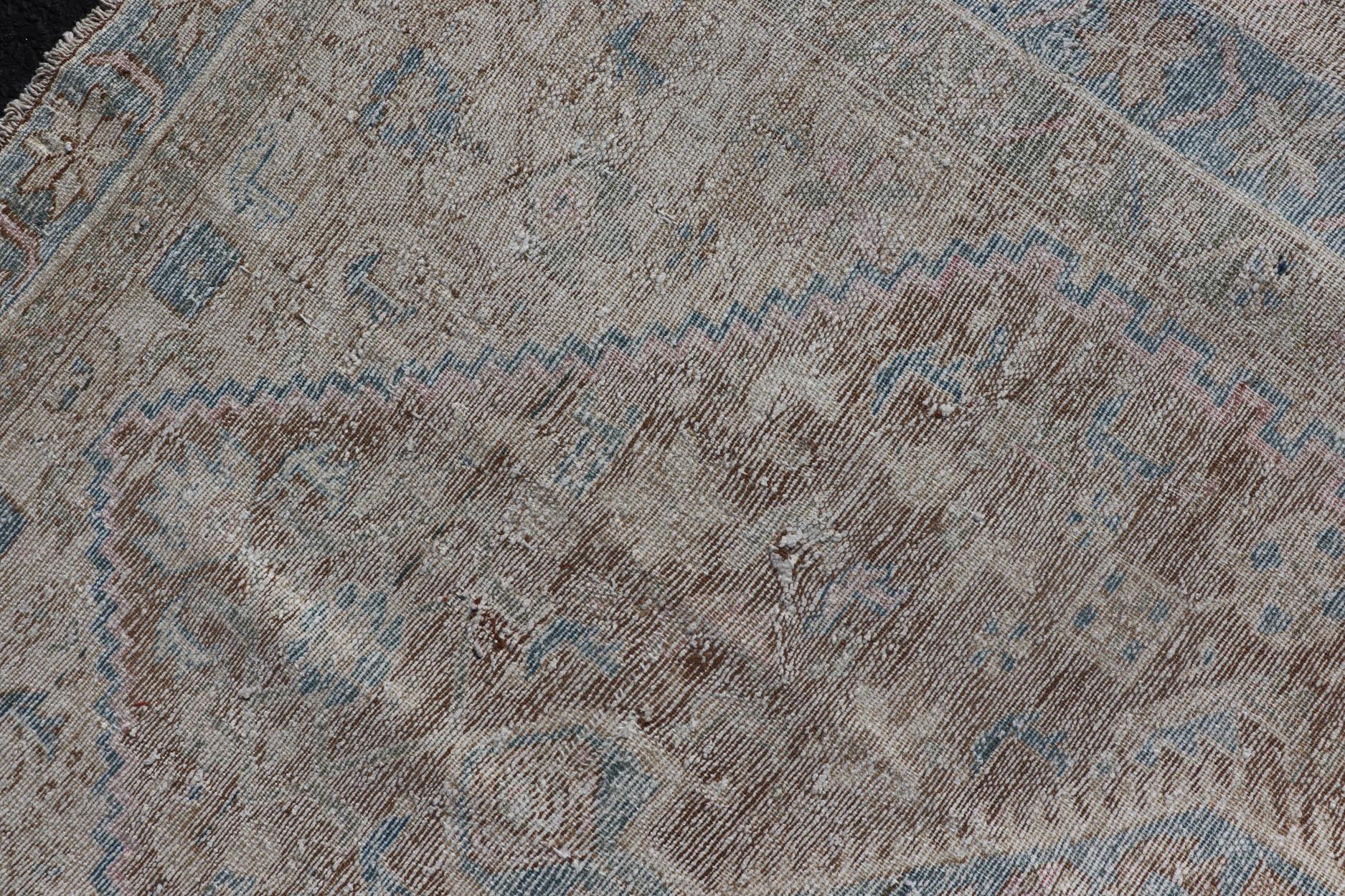 Erdfarbener antiker persischer Hamadan Teppich mit Medaillon-Design in Braun und Blau im Angebot 3