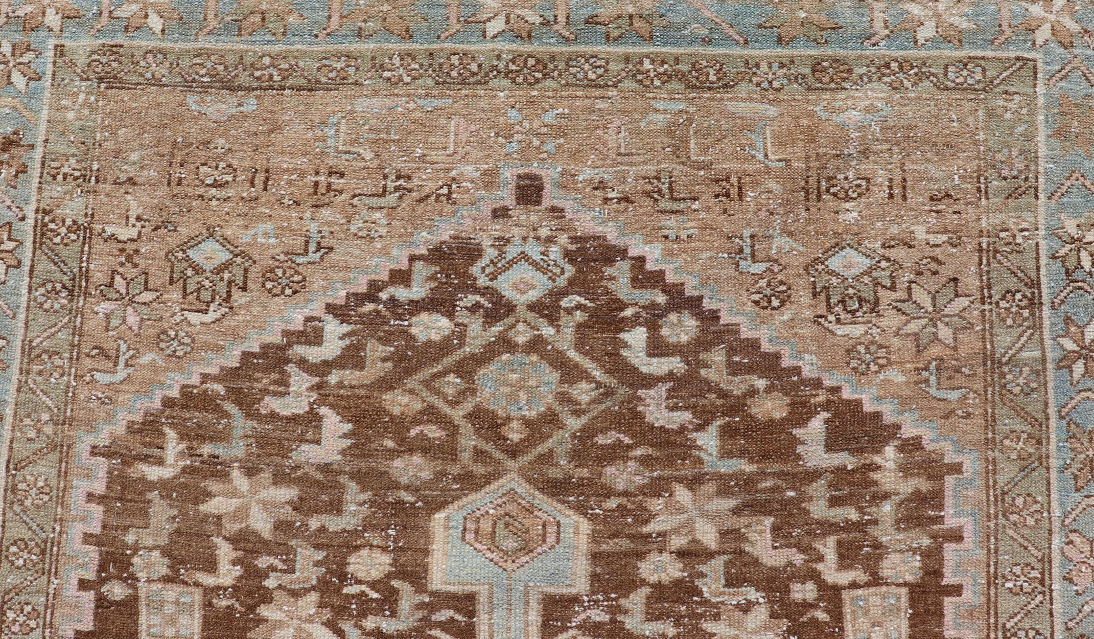 Erdfarbener antiker persischer Hamadan Teppich mit Medaillon-Design in Braun und Blau (Persisch) im Angebot