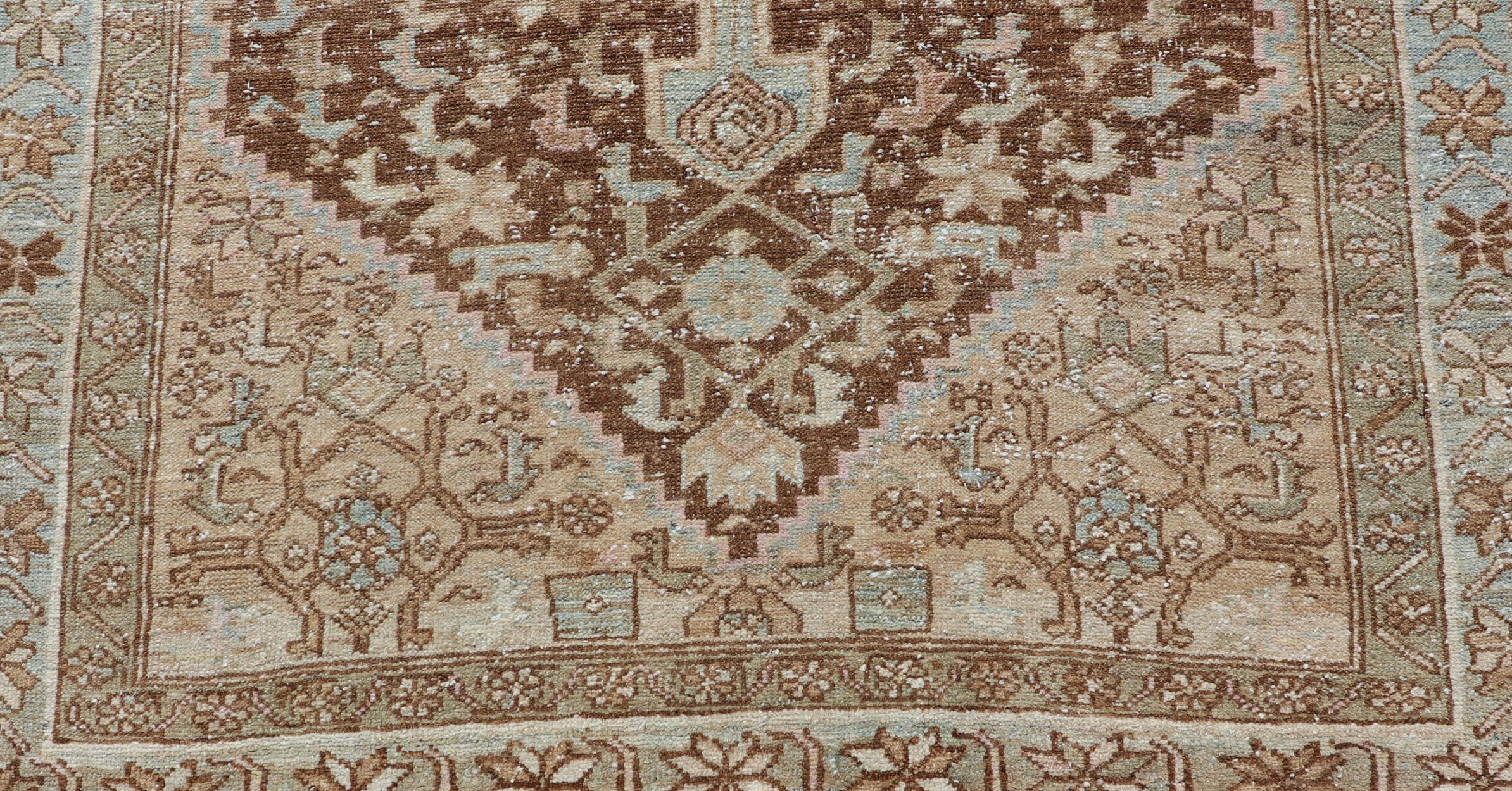 Erdfarbener antiker persischer Hamadan Teppich mit Medaillon-Design in Braun und Blau (Handgeknüpft) im Angebot