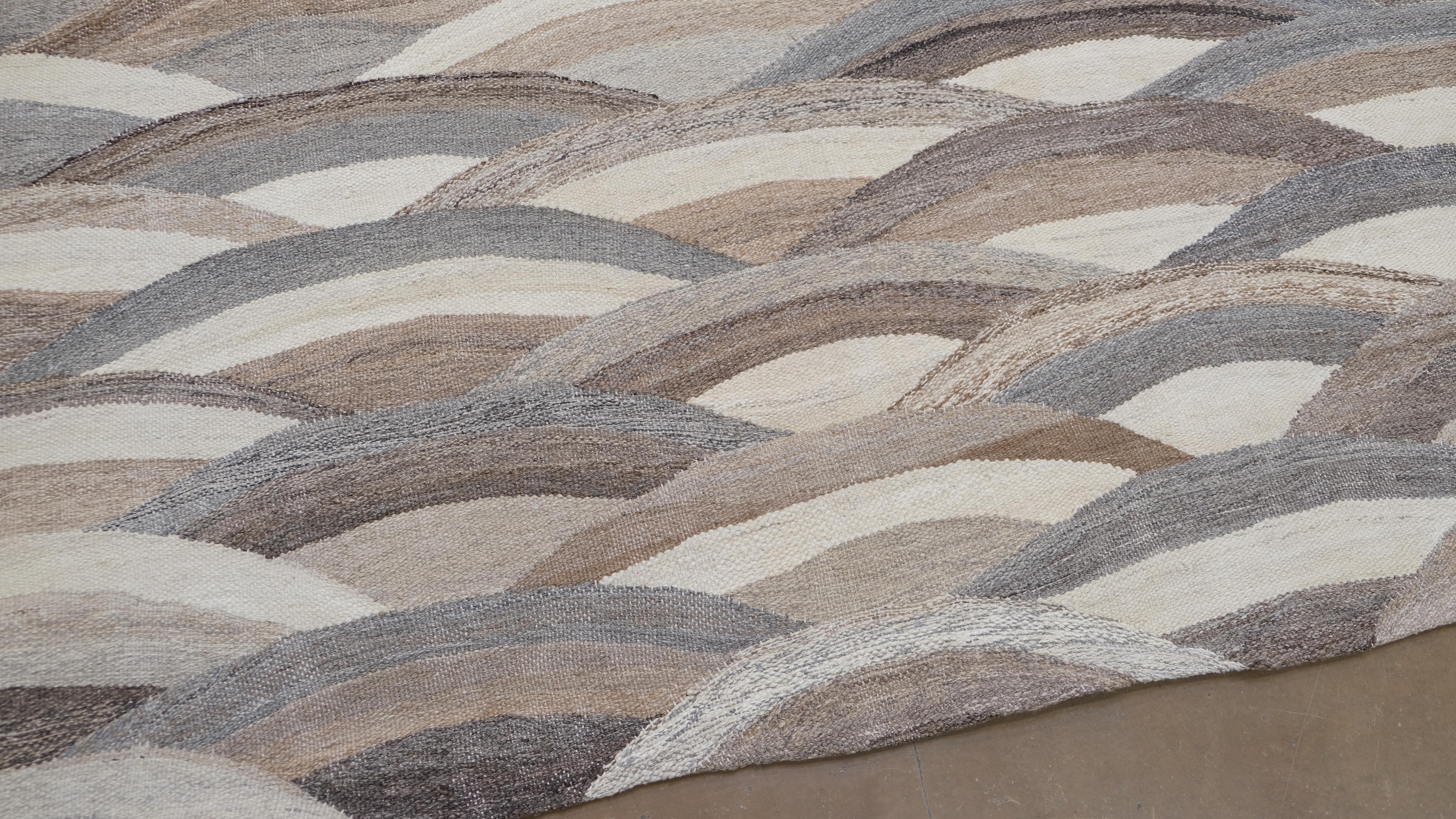Kilim californiano de lana natural española en tonos terrosos 12'8''x15'5'' Moderno en venta