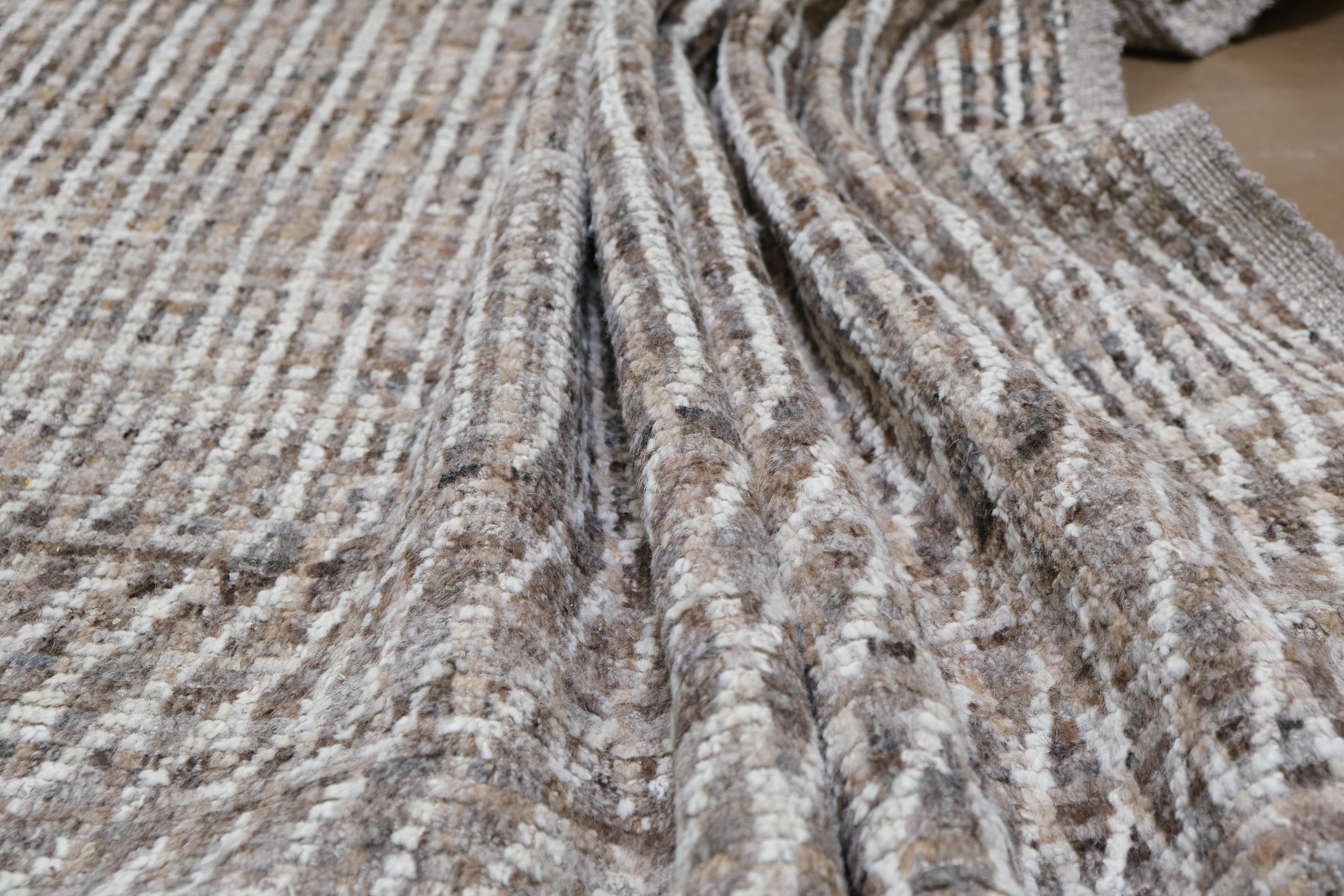 This hand-knotted wool rug from Pakistan is a testament to modern sophistication and expert craftsmanship. Measuring approximately 8'x 10'3