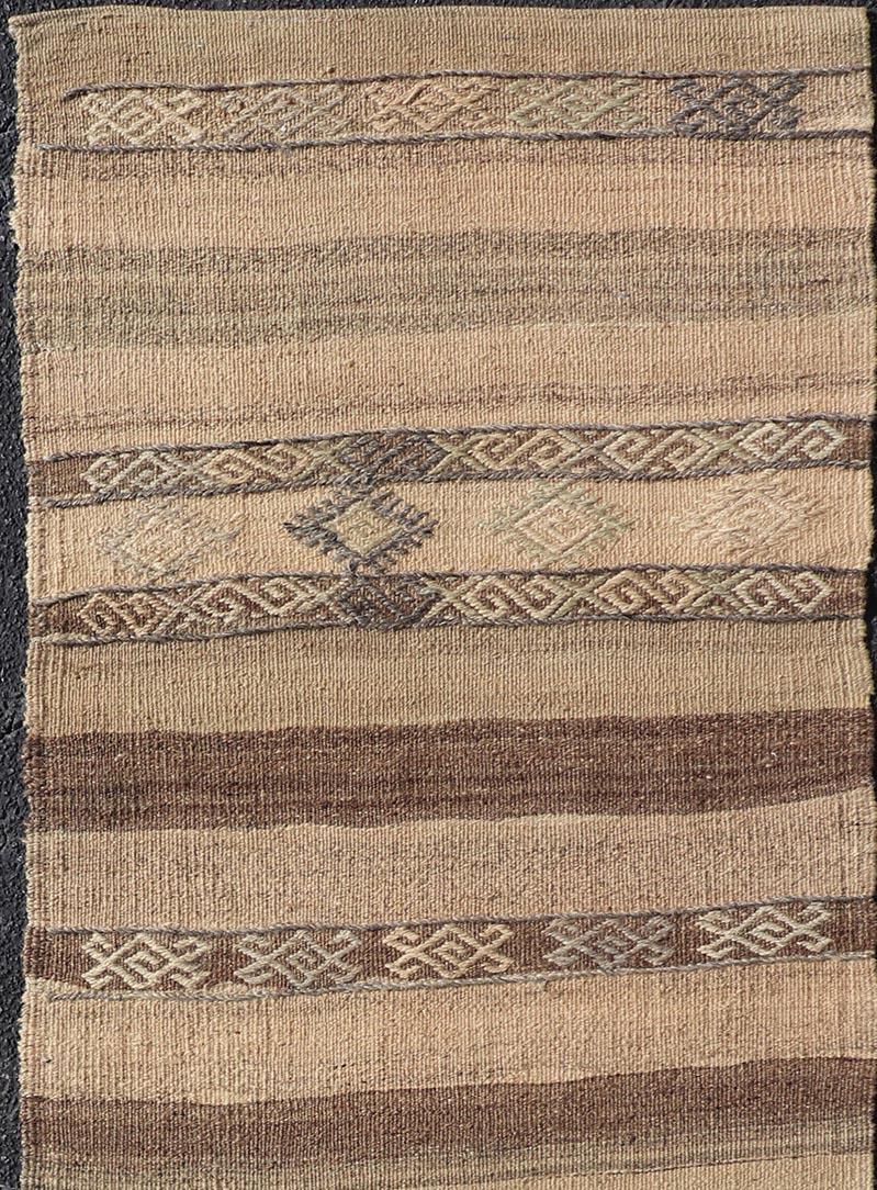 Maße: 2'5 x 7'3 
Erdig getönter türkischer Vintage-Kilim-Läufer mit geometrischen Motiven 2'5 x 7'3.
Keivan Woven Arts / Teppich / EN-15878 Herkunftsland / Art: Türkei / Kelim 

Der Kelim-Läufer zeigt horizontale Streifen unterschiedlicher Breite,