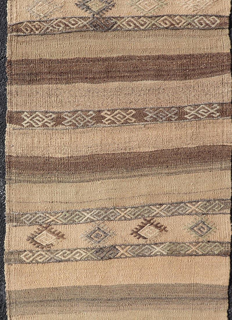 Erdig getönter türkischer Vintage-Kilim-Läufer mit geometrischen Motiven 2'5 x 7'3 (Kelim) im Angebot