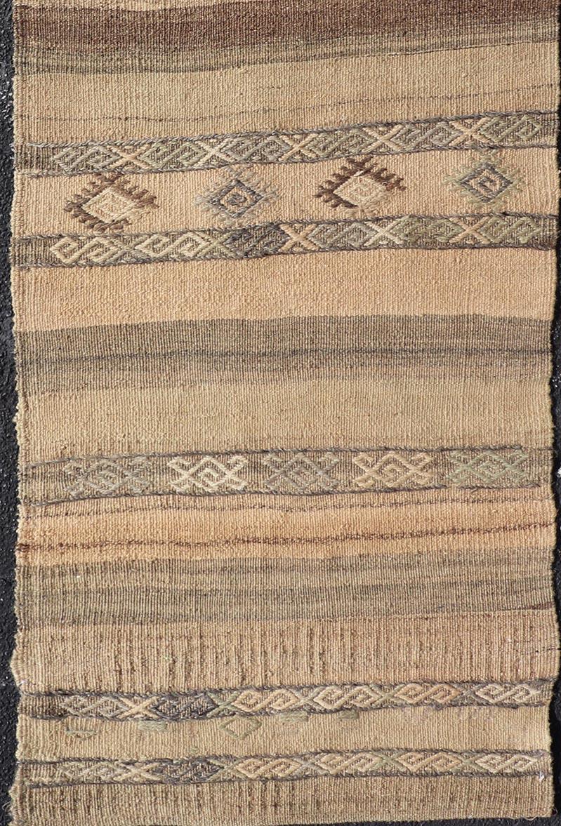 Erdig getönter türkischer Vintage-Kilim-Läufer mit geometrischen Motiven 2'5 x 7'3 (Türkisch) im Angebot