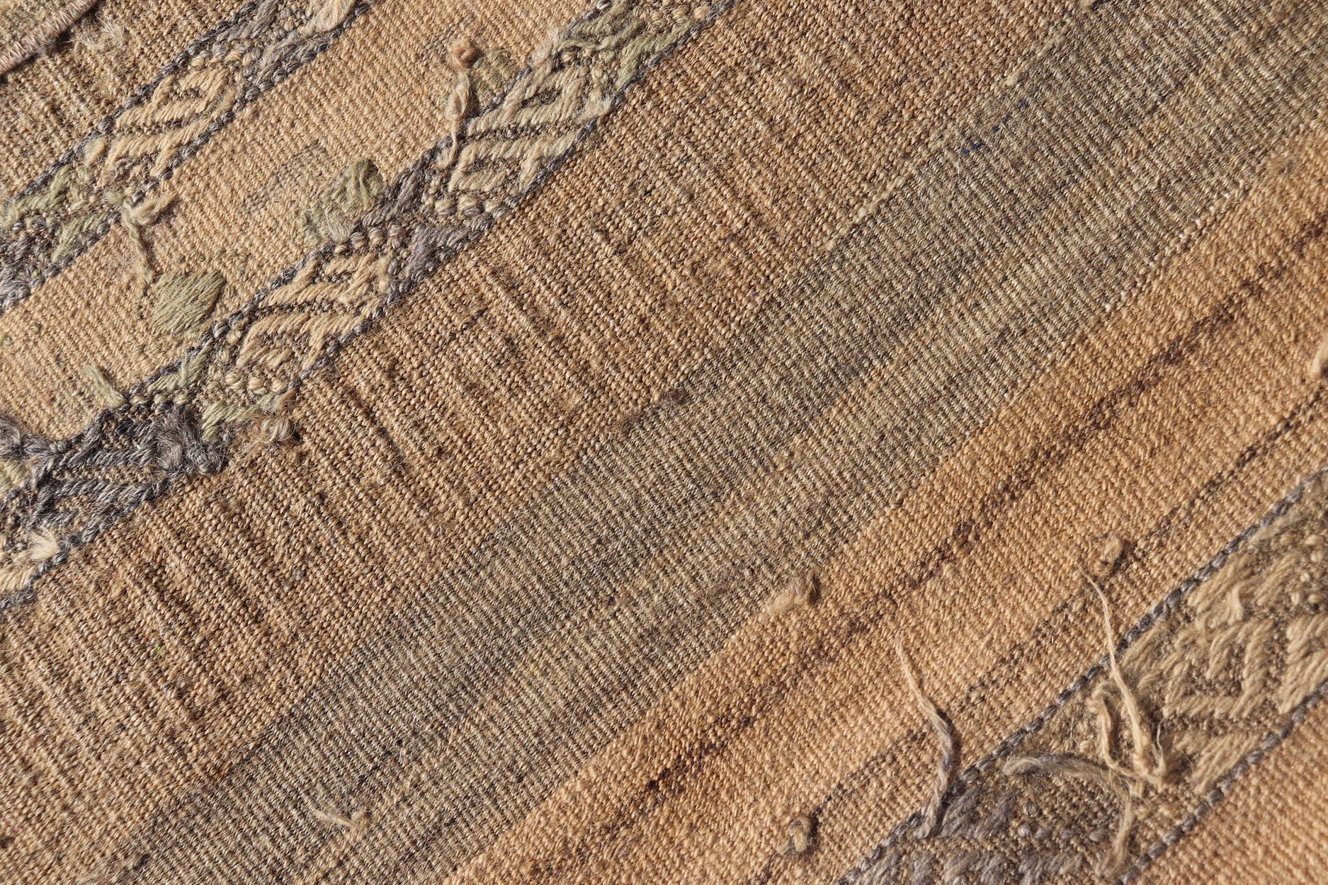 Erdig getönter türkischer Vintage-Kilim-Läufer mit geometrischen Motiven 2'5 x 7'3 (Handgewebt) im Angebot