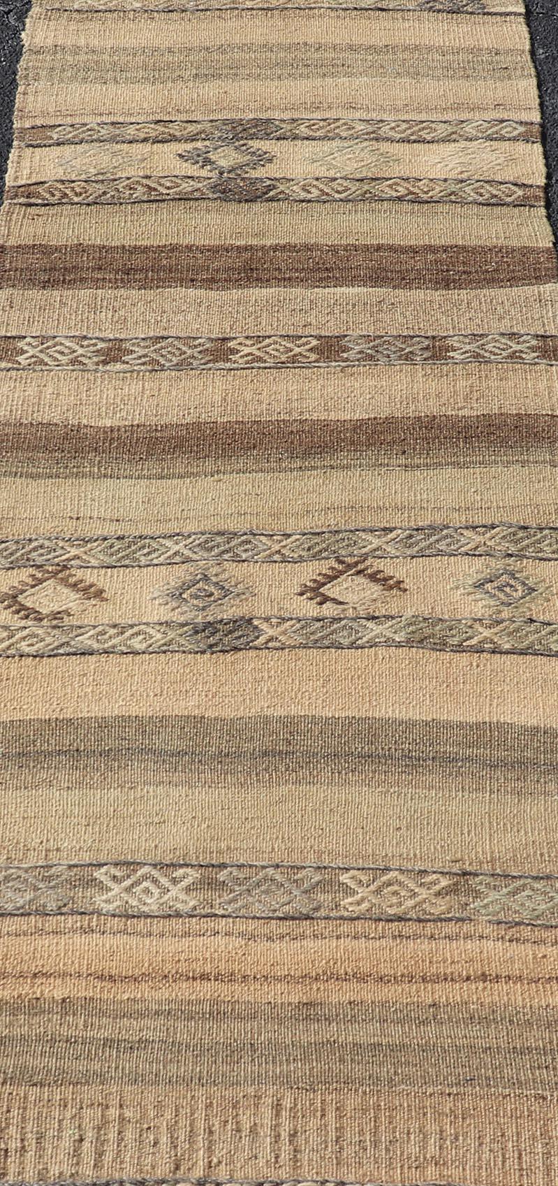 Erdig getönter türkischer Vintage-Kilim-Läufer mit geometrischen Motiven 2'5 x 7'3 (20. Jahrhundert) im Angebot