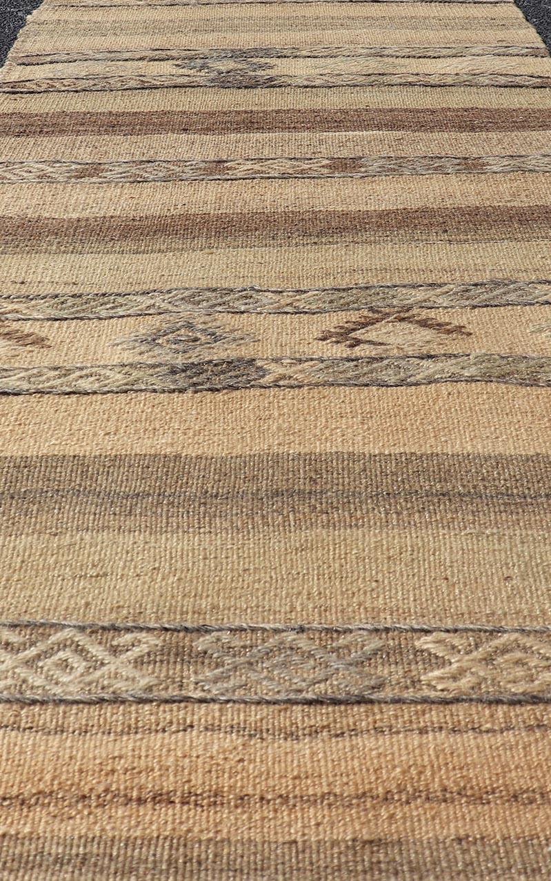 Erdig getönter türkischer Vintage-Kilim-Läufer mit geometrischen Motiven 2'5 x 7'3 (Wolle) im Angebot