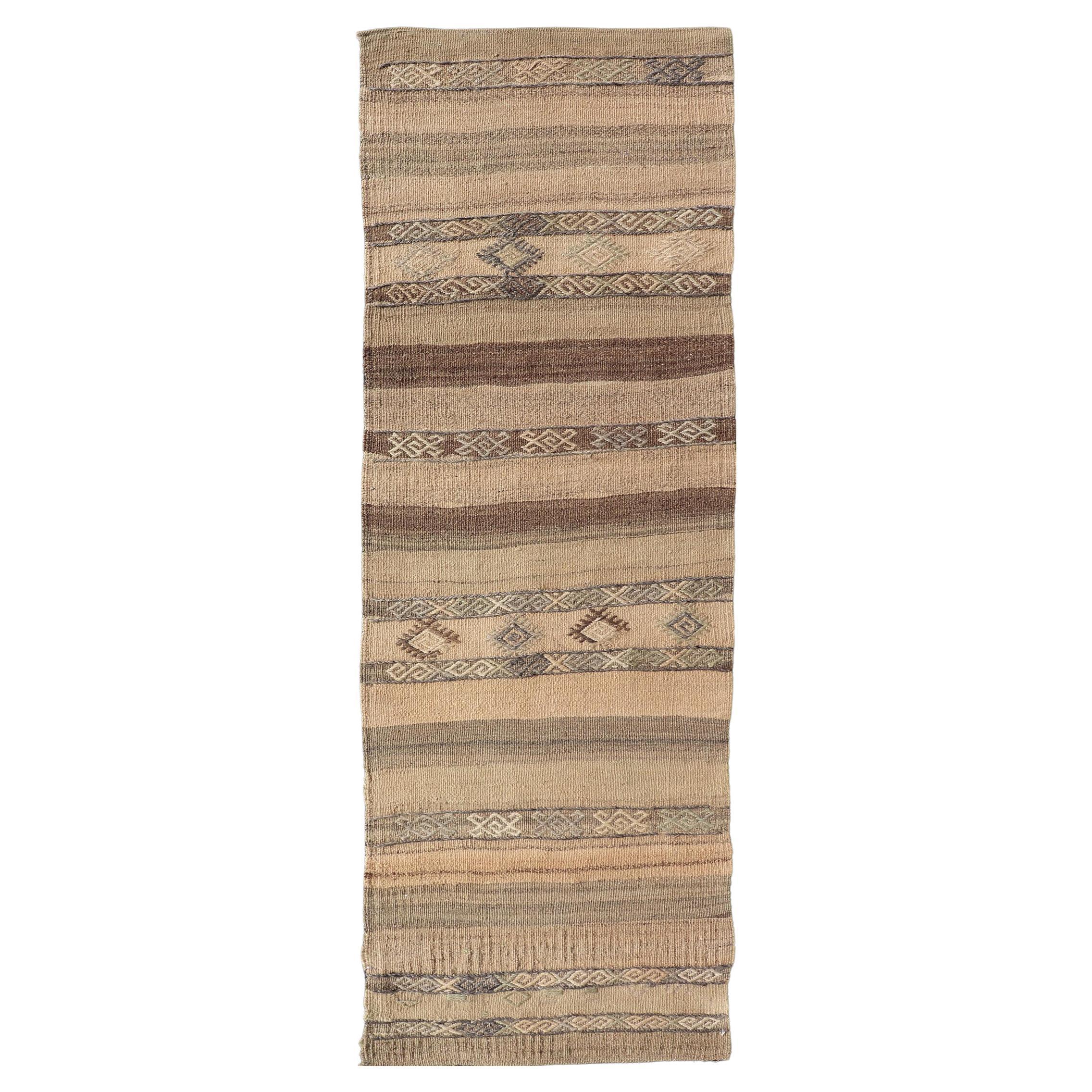 Erdig getönter türkischer Vintage-Kilim-Läufer mit geometrischen Motiven 2
5 x 7
3