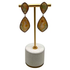 Boucles d'oreilles en or 14K à motif de quartz vert Brown et diamant Halo