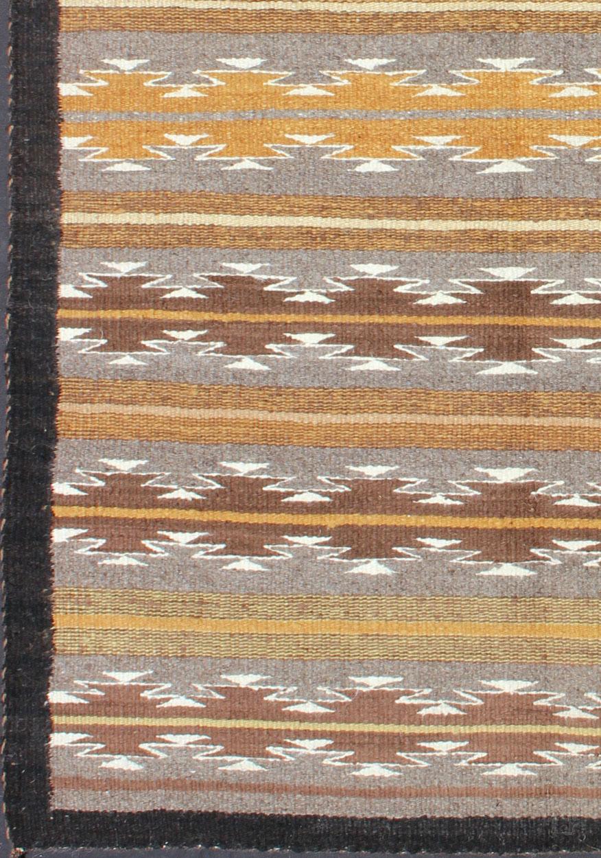 Earthy Tones USA Navajo-Kilim-Teppich mit schwarzer Bordüre Tribal Design (amerikanisch) im Angebot