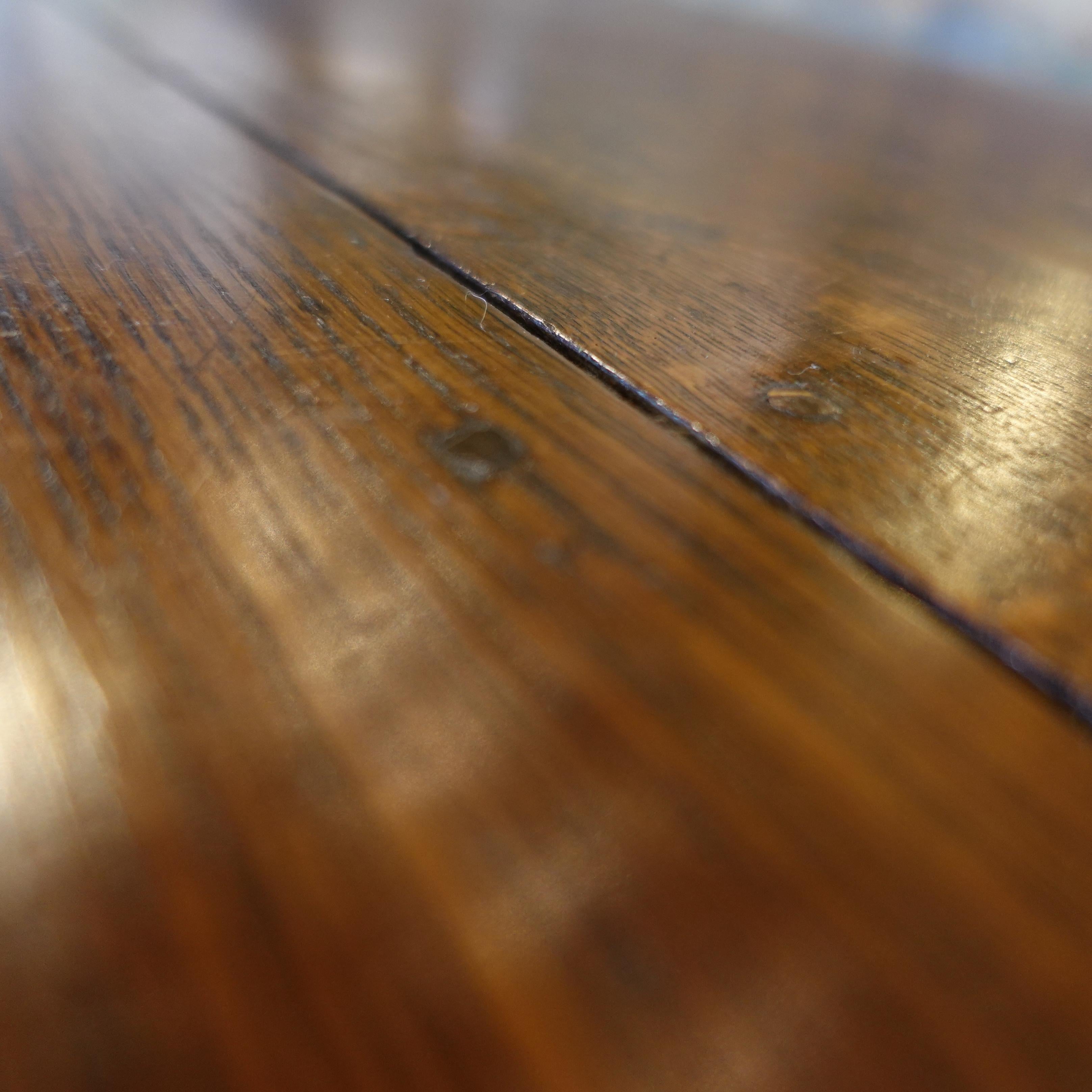 Eary 1800s English Oak Wood Drop Leaf Table For Sale 1