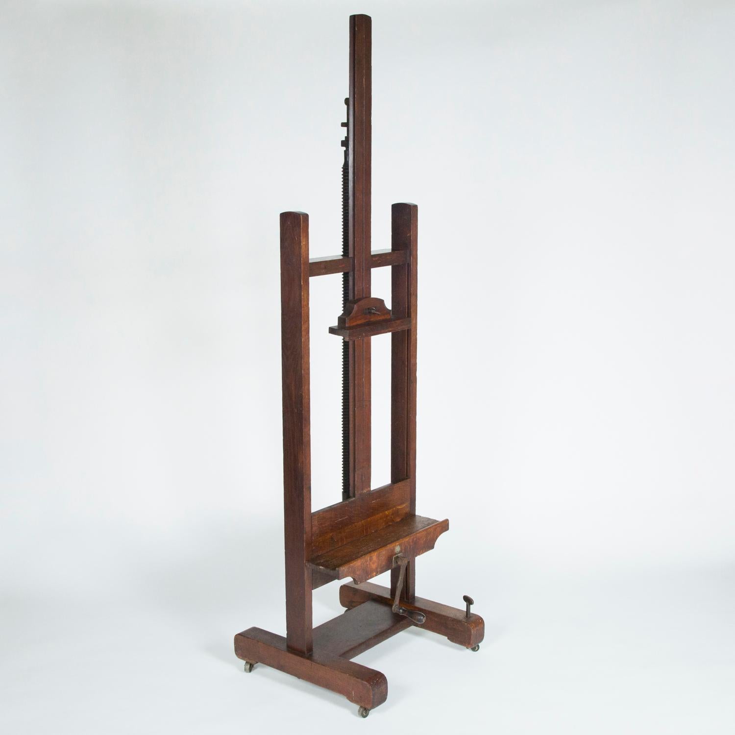 An oak easel of adjustable height with cranking handle. 

Brass markers mark of Roberson & Co. 99 Long ACRE, London. 

Charles Roberson & Co. (1820-1985). Charles Roberson was one of the most important colourmen in London in the nineteenth