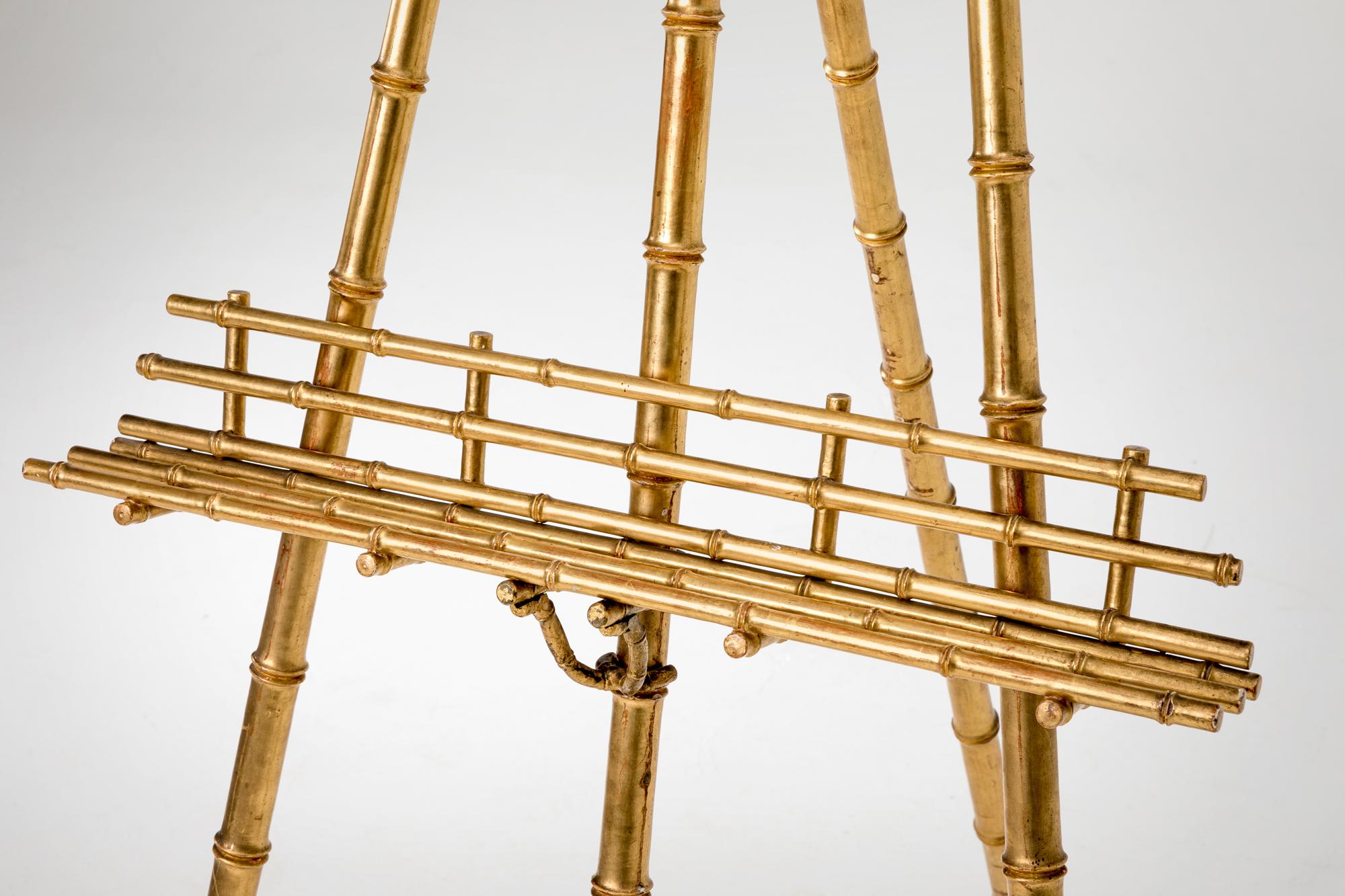 Easel in carved and gilded wood simulating «faux bamboo» cane
England, 19th century

An easel in gilded wood with false bamboo of the 19th century is a decorative or functional object that presents an elegant and exotic appearance. The 