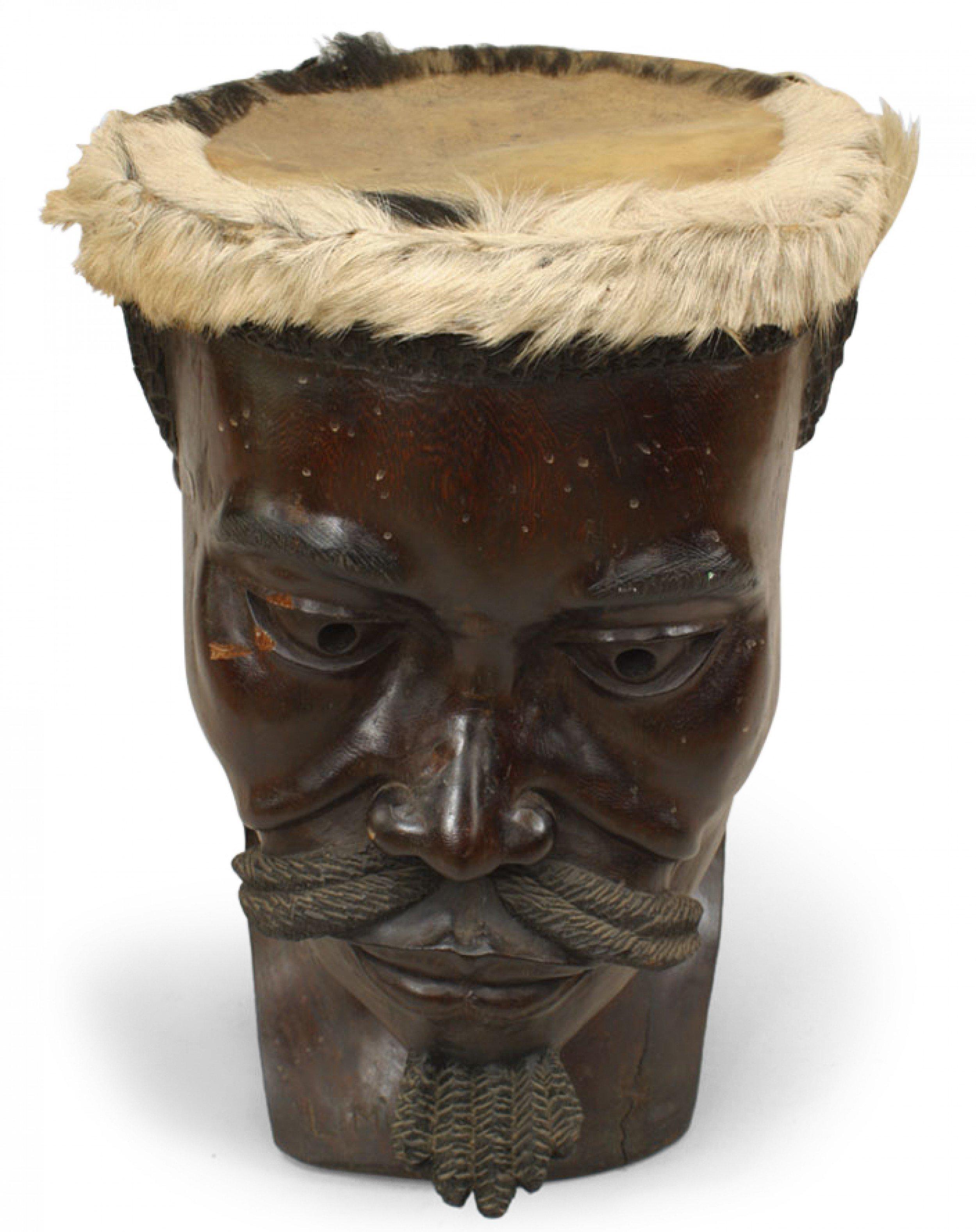 Africain Tambour à visage figuratif d'Afrique de l'Est en vente