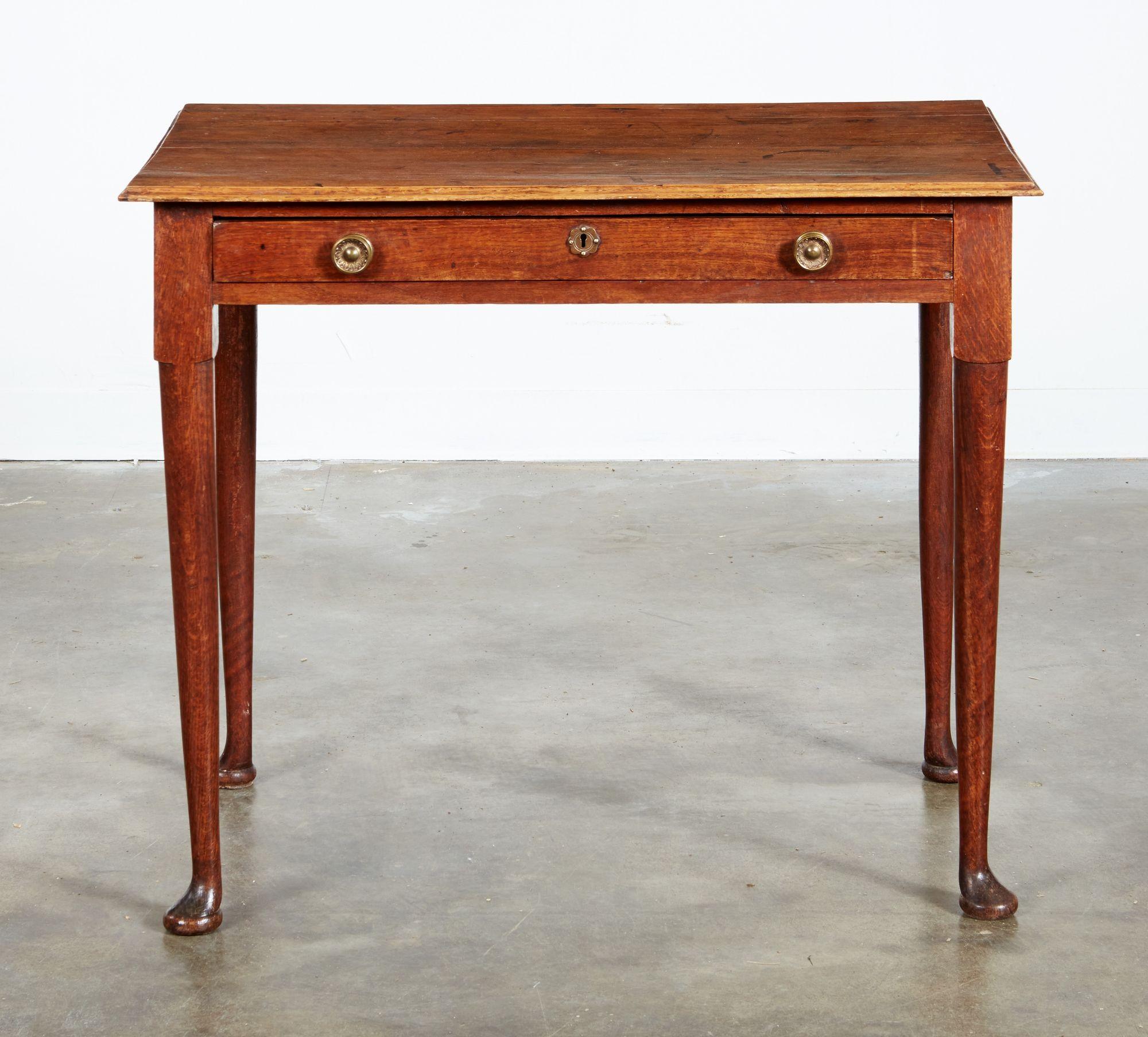 Table d'appoint en chêne d'East Anglia du XVIIIe siècle, le plateau à bord mouluré en ogee sur un tiroir unique avec deux poignées en bronze, reposant sur des pieds tournés et effilés se terminant par des pieds pad, l'ensemble présentant une couleur