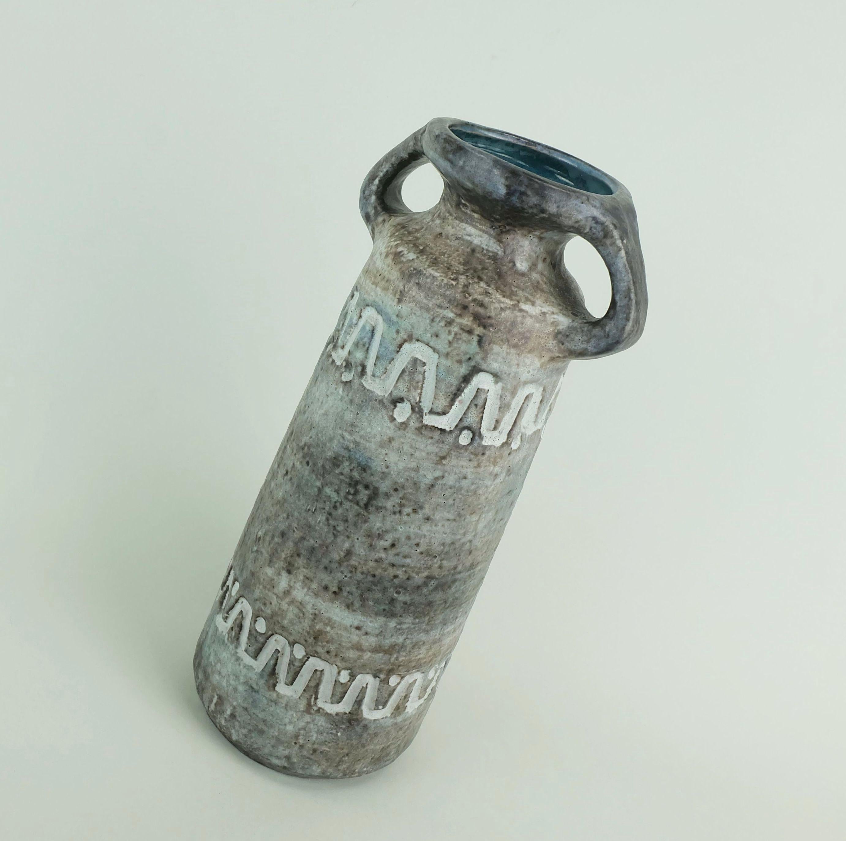 Metà XX secolo VASO tedesco orientale 1960 heissner keramik modello V/32 grigio a rilievo in vendita