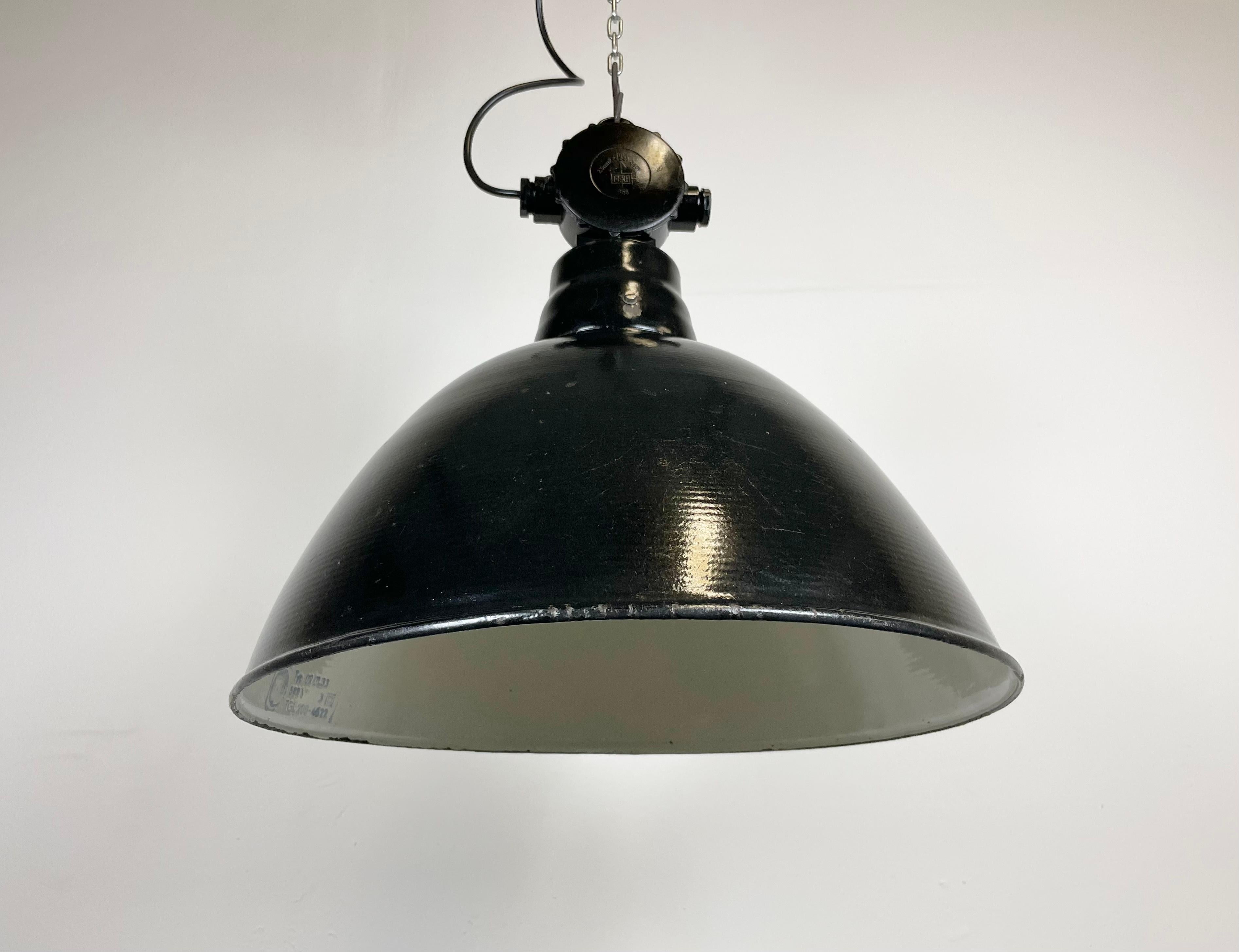 East German Black Enamel Factory Light by Lbd Veb Leuchtenbau Dresden, 1950s For Sale 2