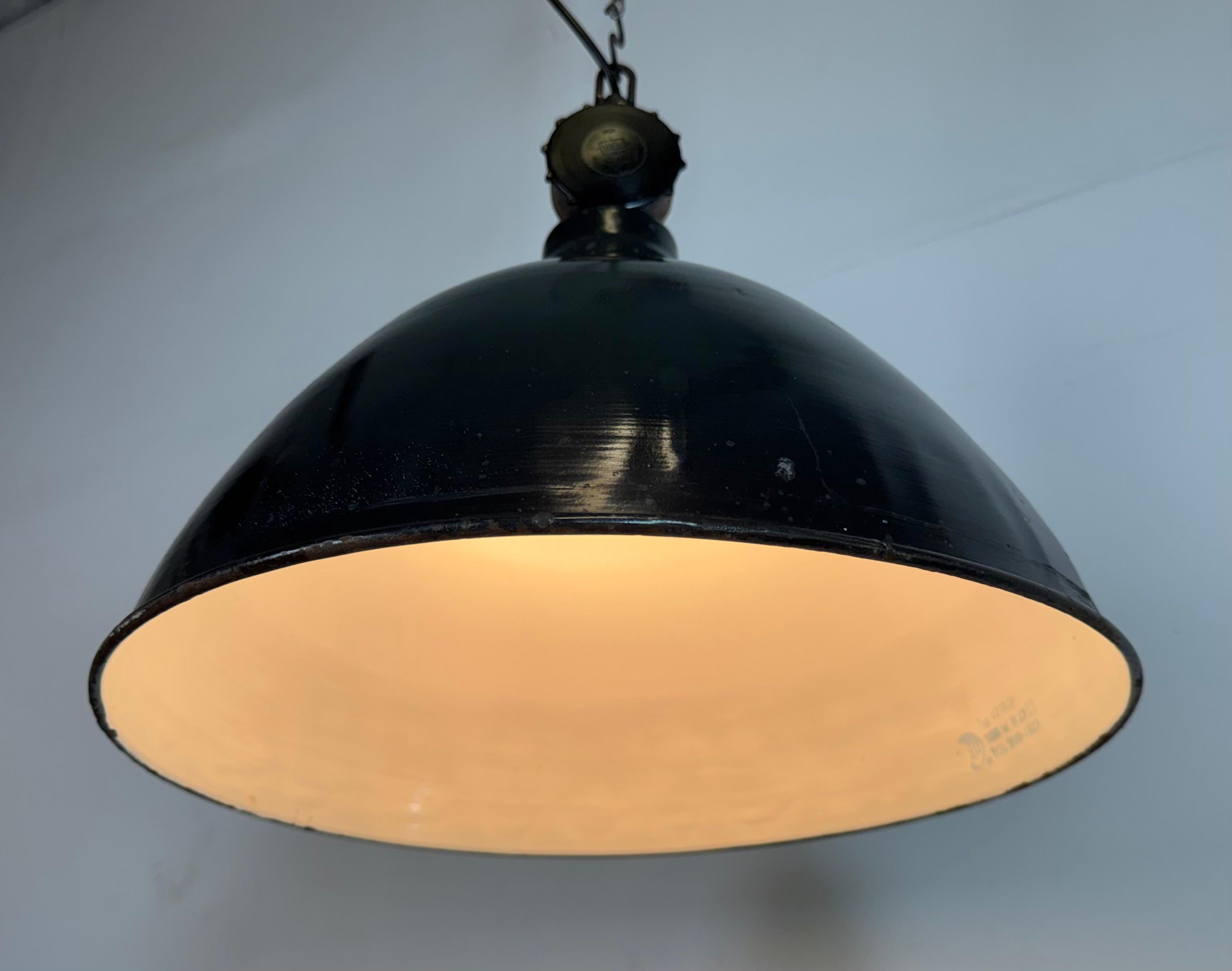 Lámpara de fábrica de esmalte negro de Alemania Oriental por Lbd Veb Leuchtenbau Dresden, años 50 en venta 3