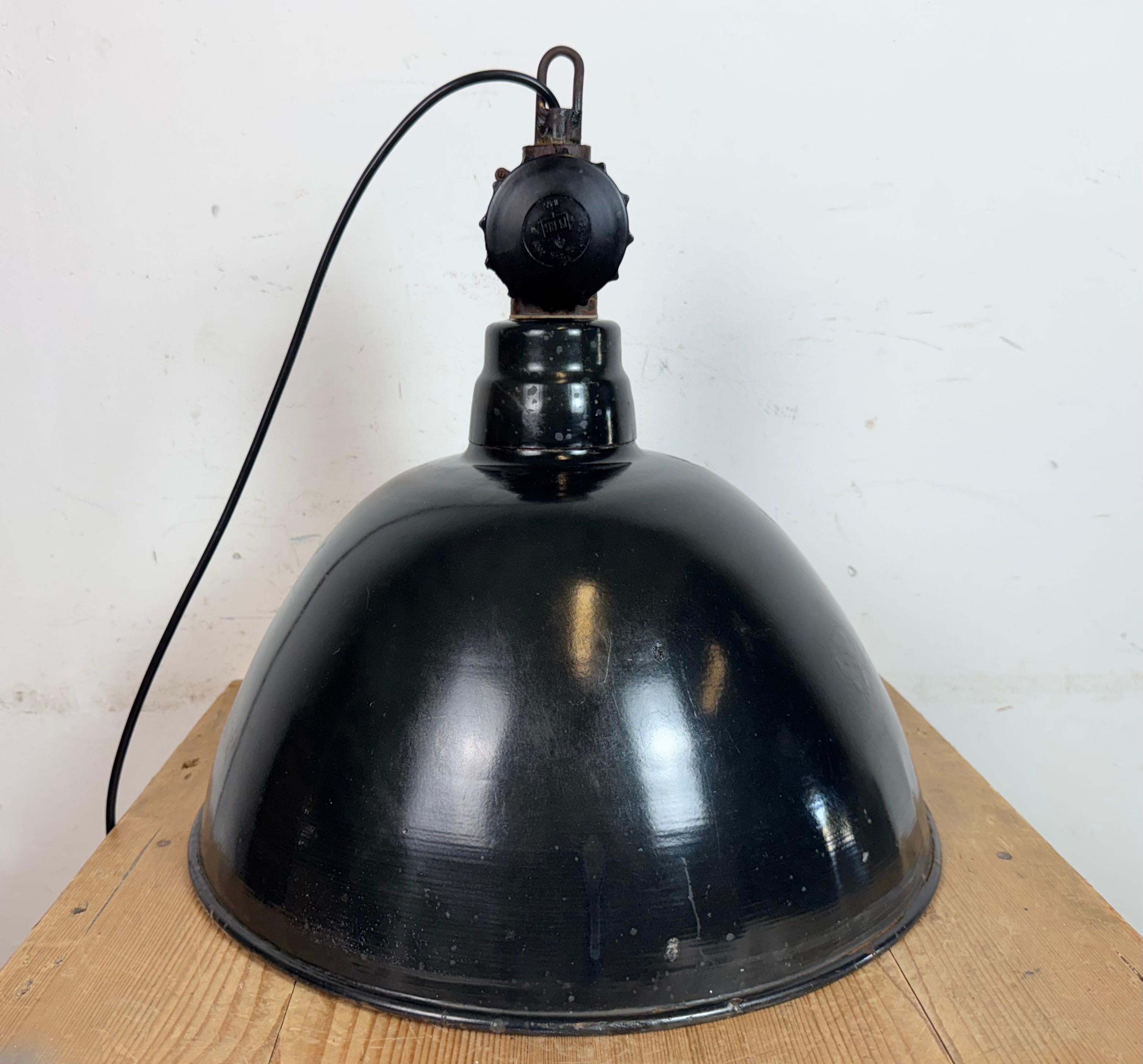 Lámpara de fábrica de esmalte negro de Alemania Oriental por Lbd Veb Leuchtenbau Dresden, años 50 en venta 4
