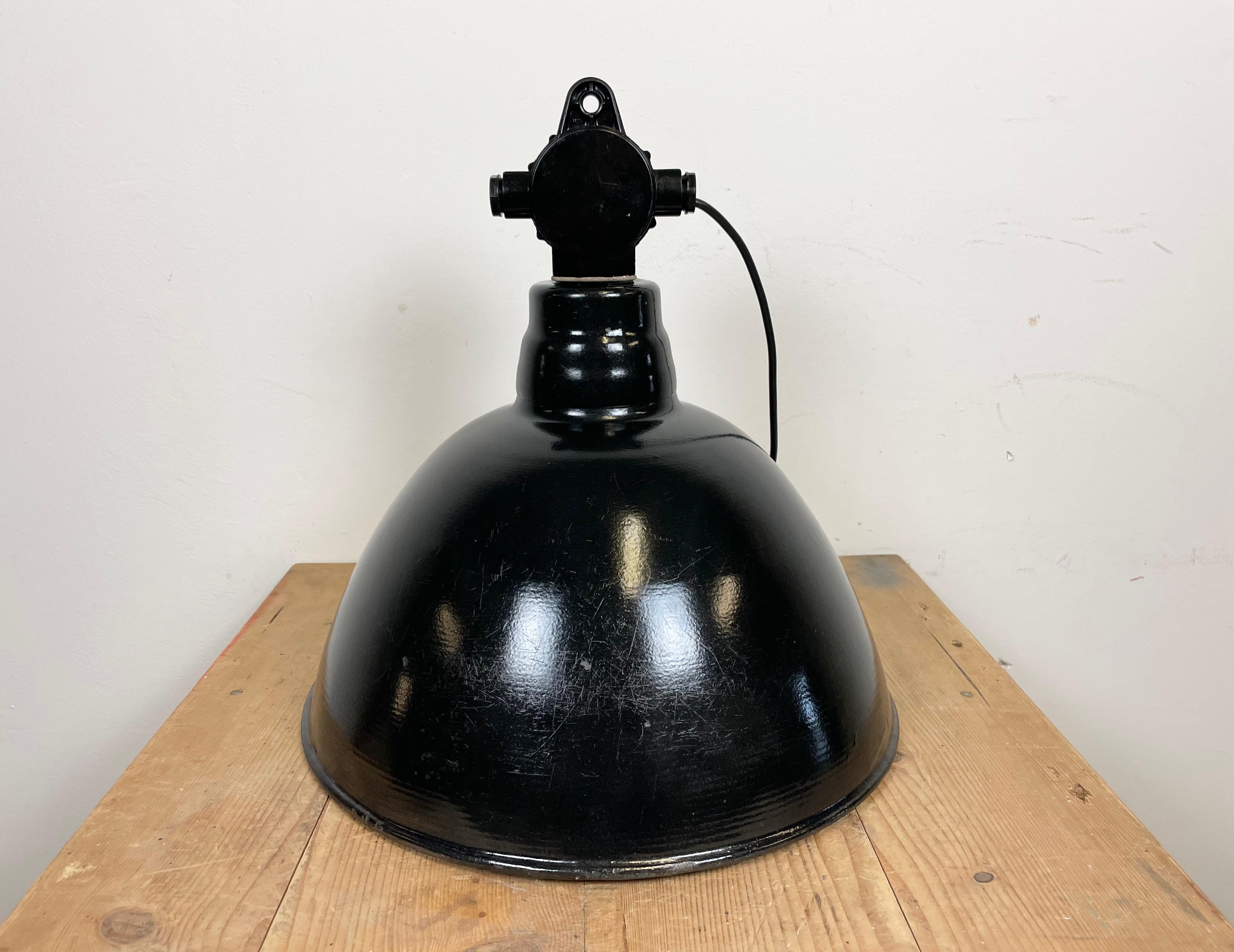 East German Black Enamel Factory Light by Lbd Veb Leuchtenbau Dresden, 1950s For Sale 4