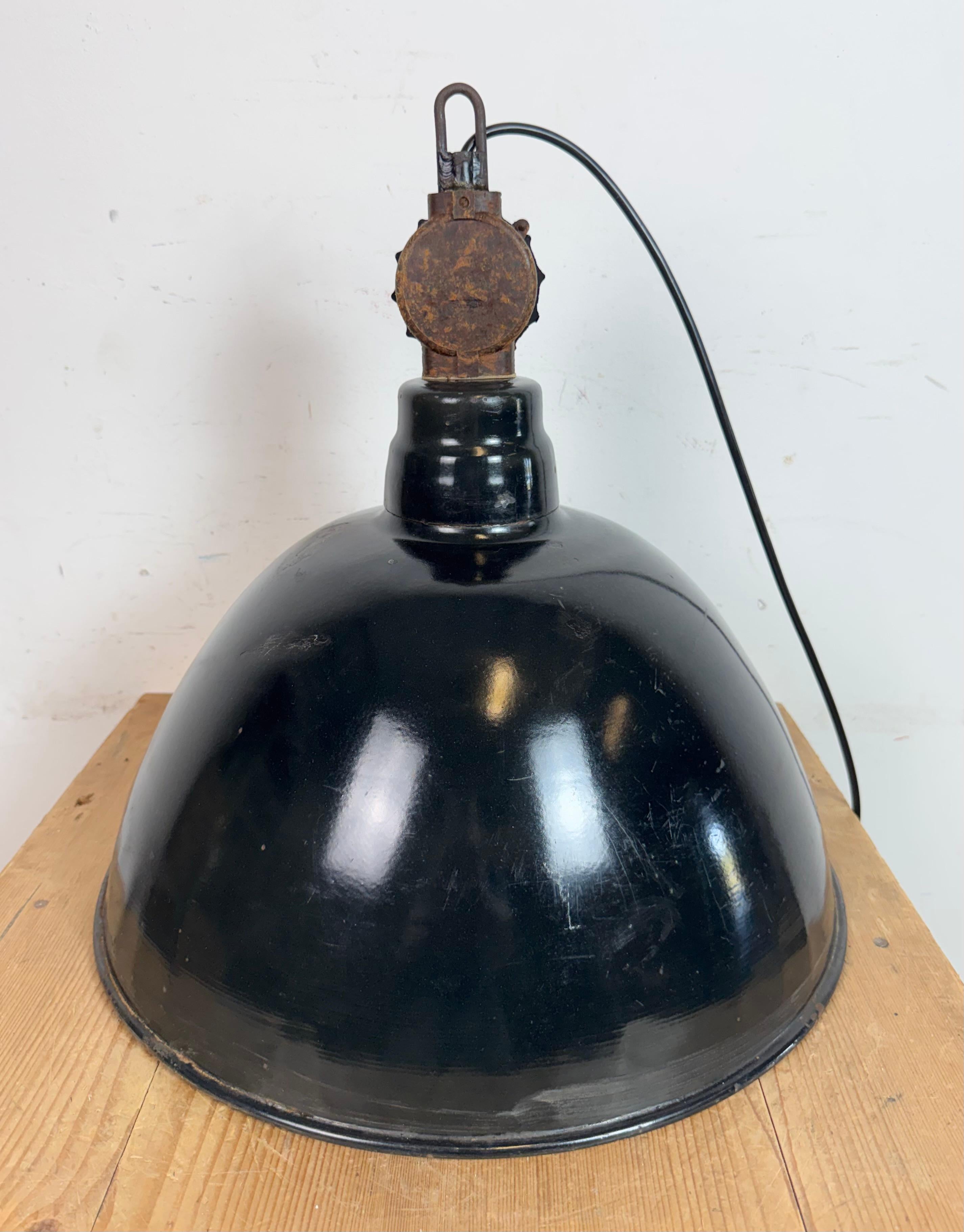 Lámpara de fábrica de esmalte negro de Alemania Oriental por Lbd Veb Leuchtenbau Dresden, años 50 en venta 6