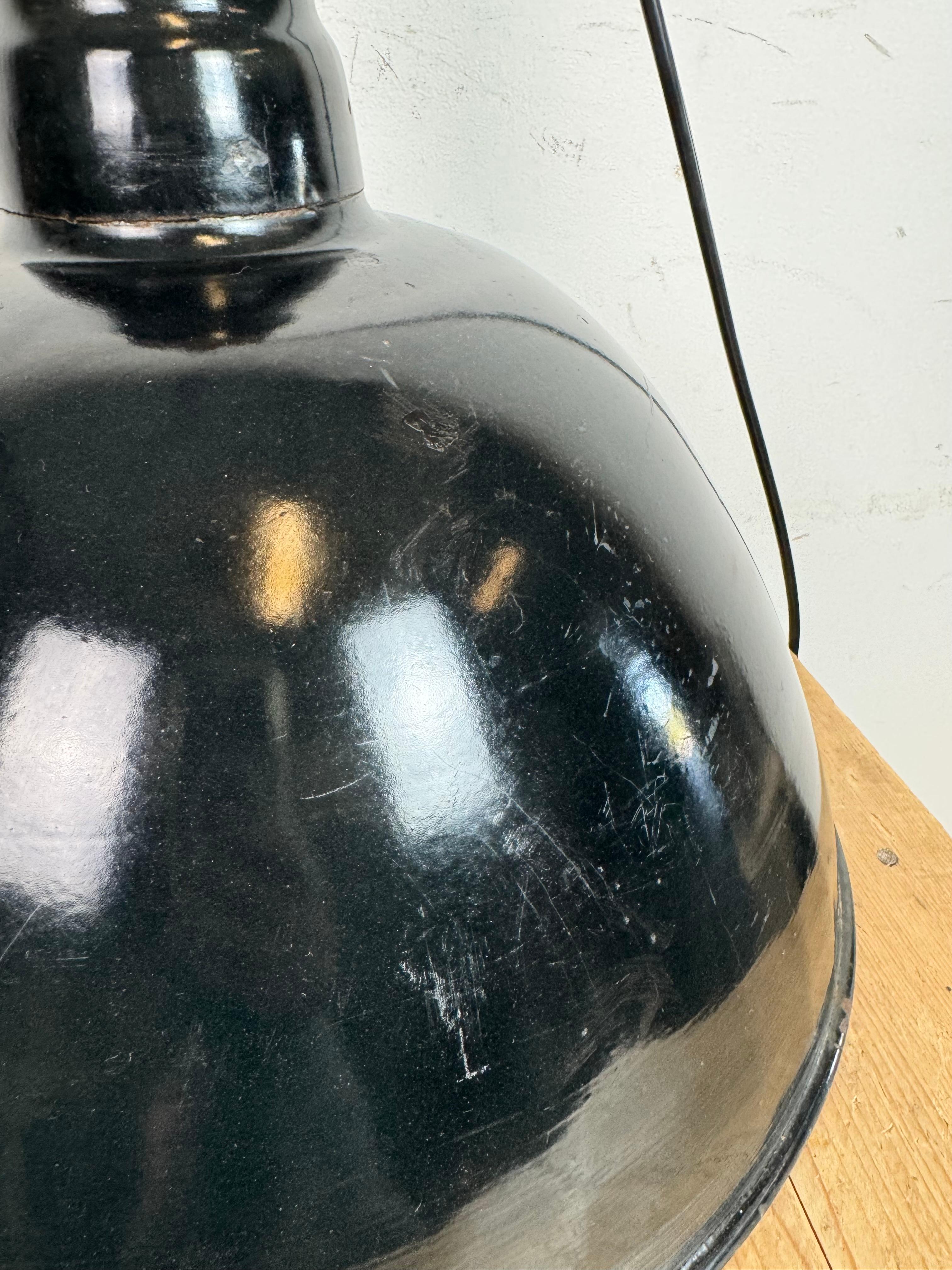 Lámpara de fábrica de esmalte negro de Alemania Oriental por Lbd Veb Leuchtenbau Dresden, años 50 en venta 8