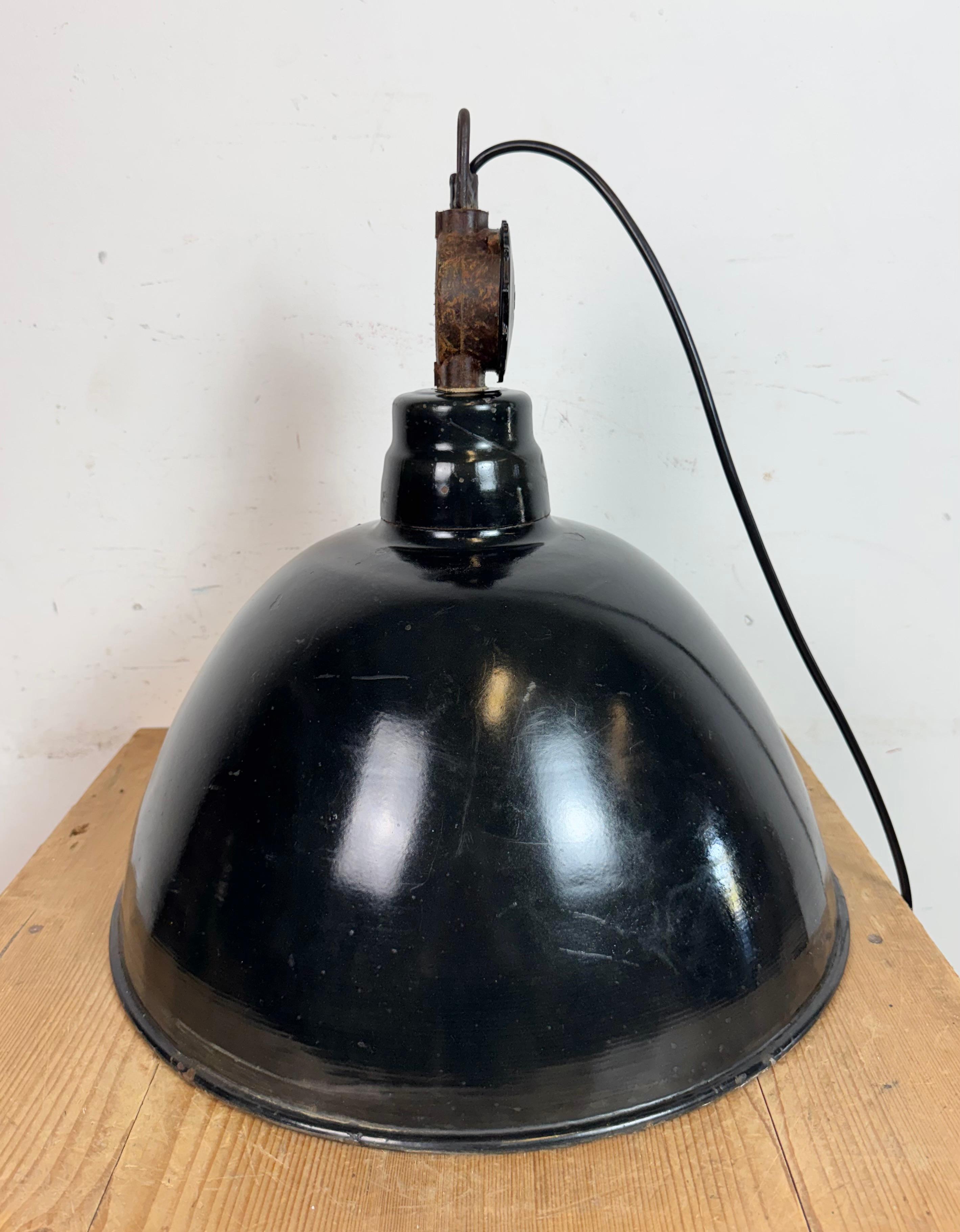 Lámpara de fábrica de esmalte negro de Alemania Oriental por Lbd Veb Leuchtenbau Dresden, años 50 en venta 9