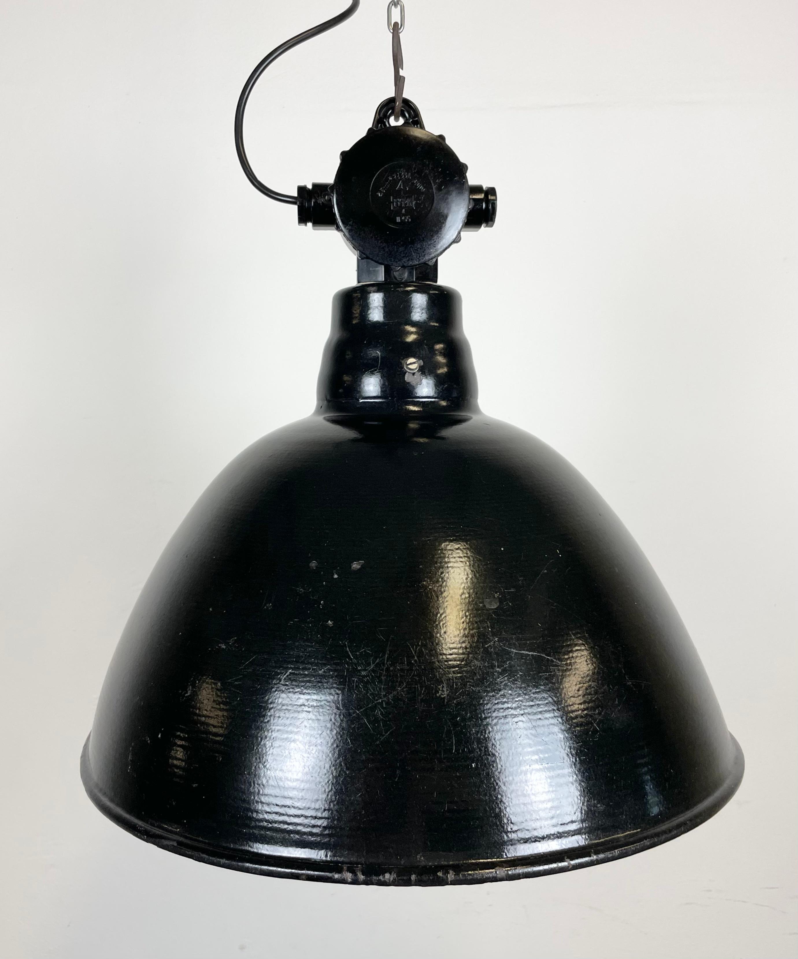 Allemand Lampe d'usine d'Allemagne de l'Est en émail noir par Lbd Veb Leuchtenbau Dresde, années 1950 en vente