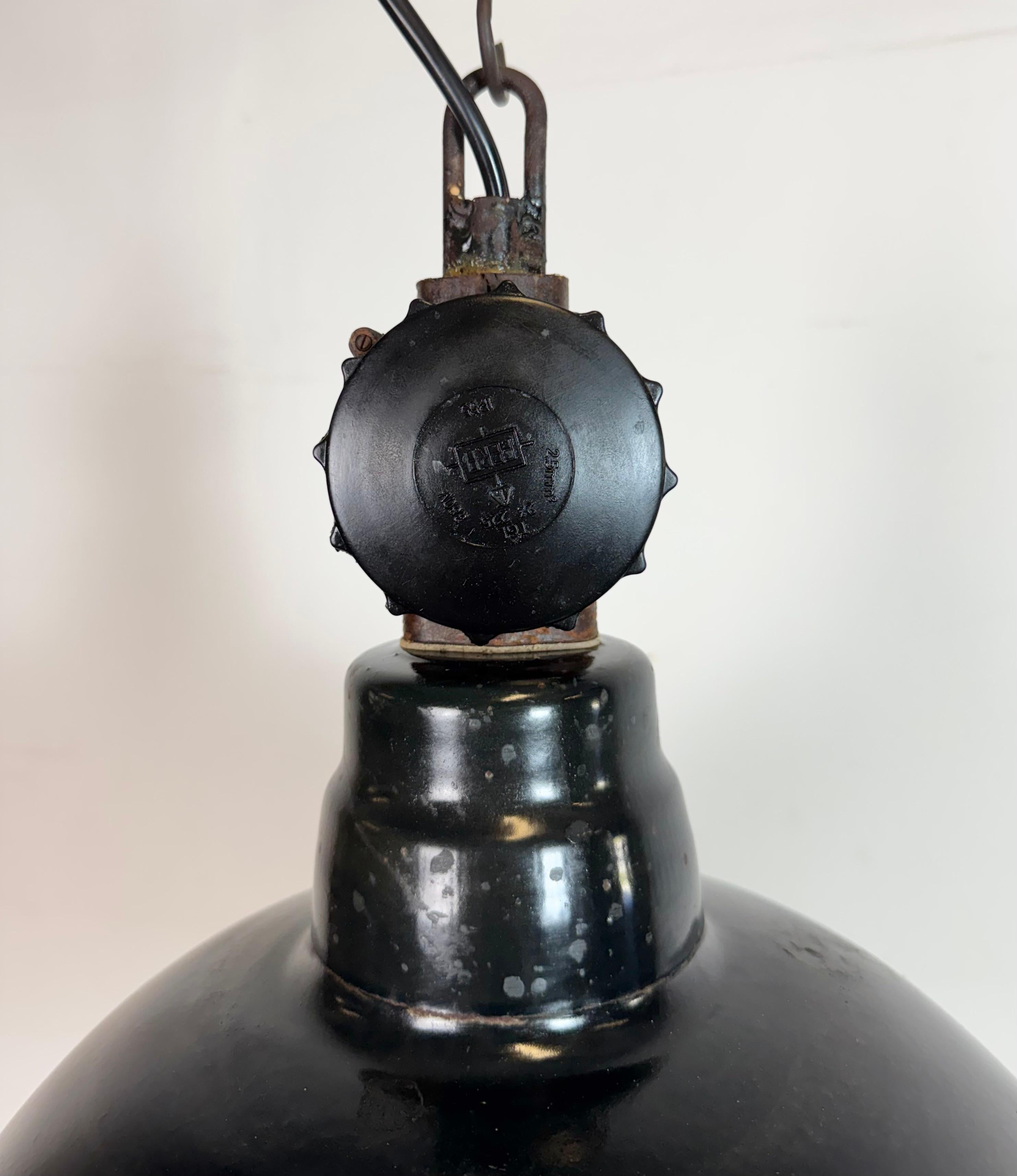 Lámpara de fábrica de esmalte negro de Alemania Oriental por Lbd Veb Leuchtenbau Dresden, años 50 Alemán en venta