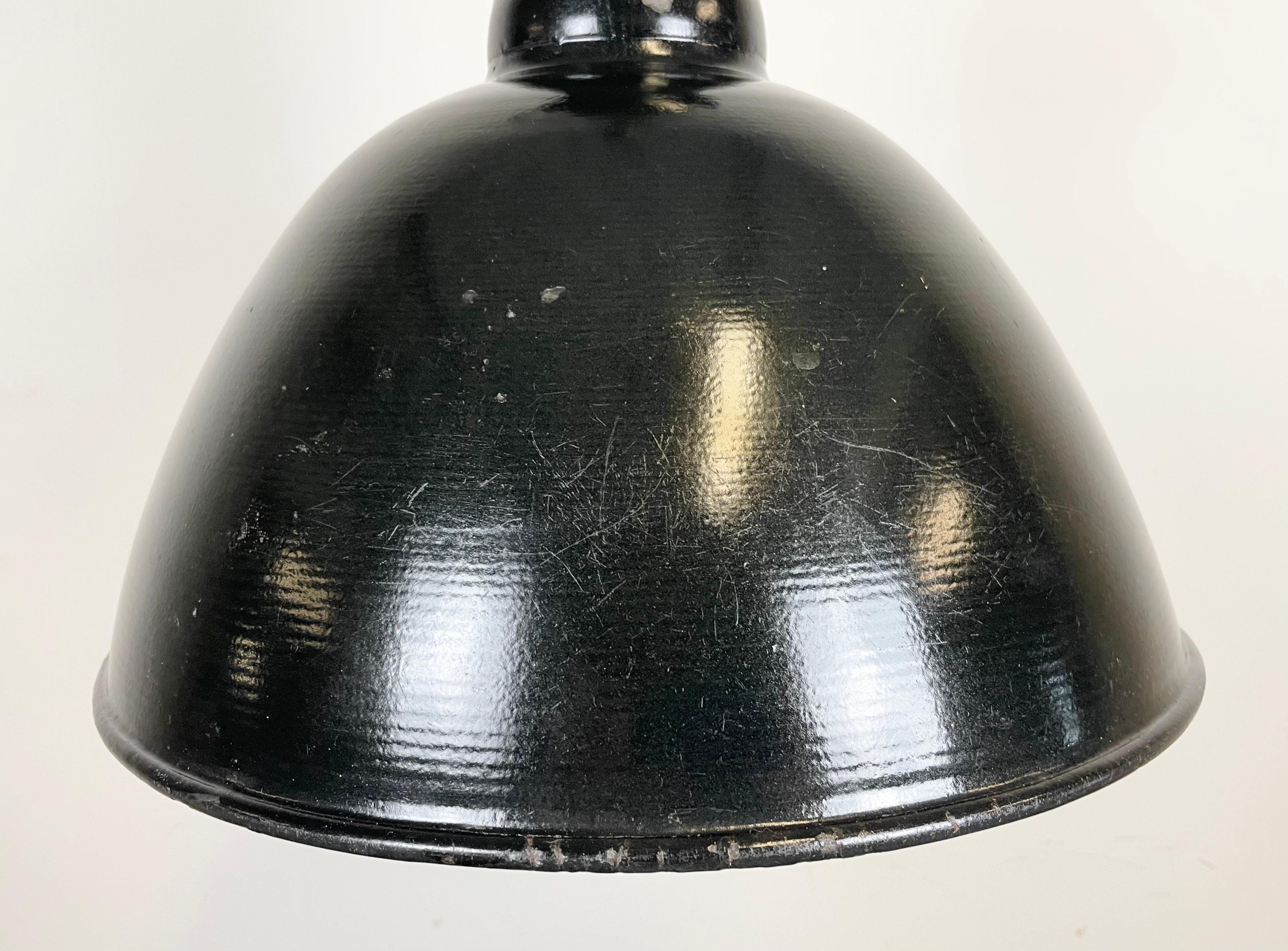 Lampe d'usine d'Allemagne de l'Est en émail noir par Lbd Veb Leuchtenbau Dresde, années 1950 Bon état - En vente à Kojetice, CZ