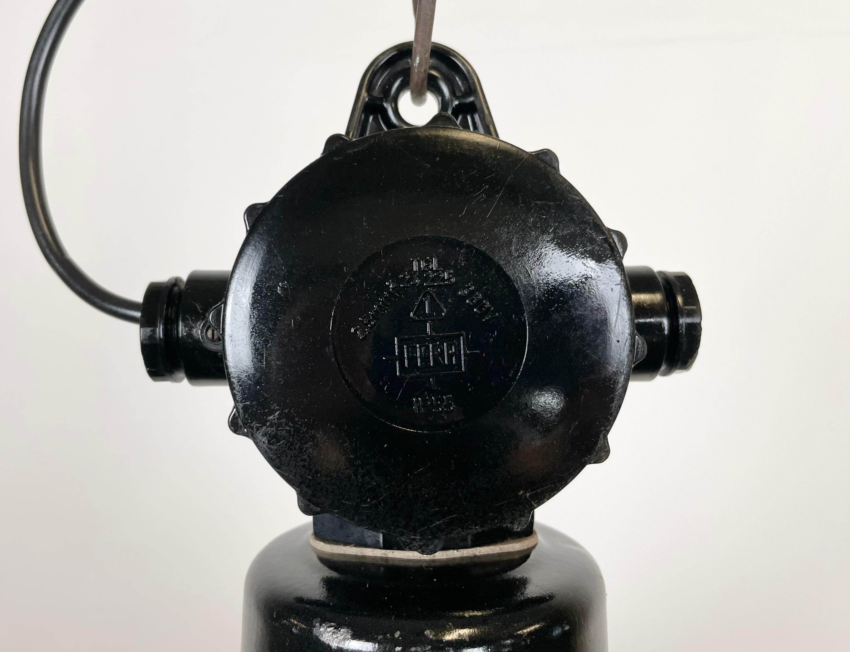 20ième siècle Lampe d'usine d'Allemagne de l'Est en émail noir par Lbd Veb Leuchtenbau Dresde, années 1950 en vente