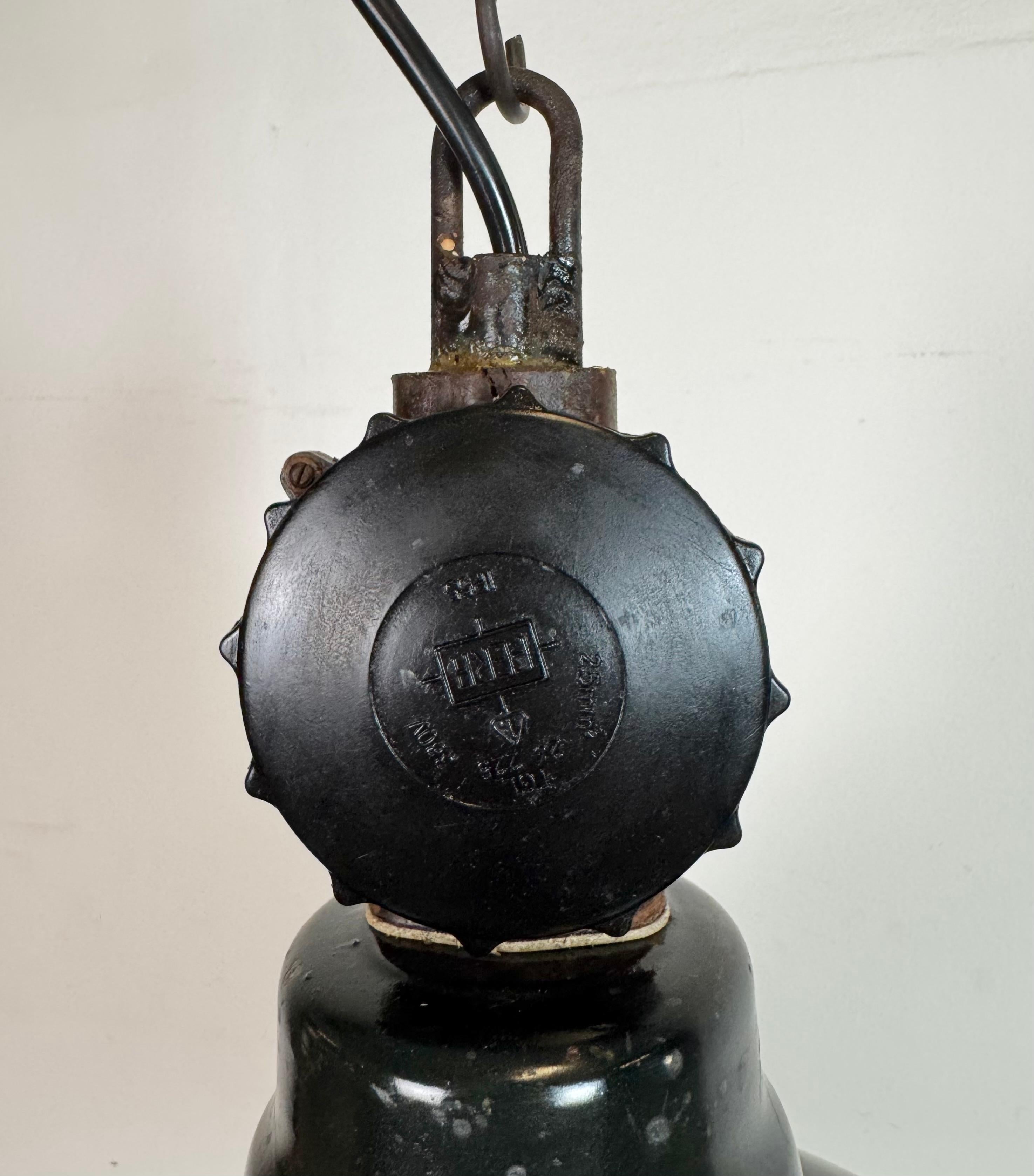 Lámpara de fábrica de esmalte negro de Alemania Oriental por Lbd Veb Leuchtenbau Dresden, años 50 siglo XX en venta