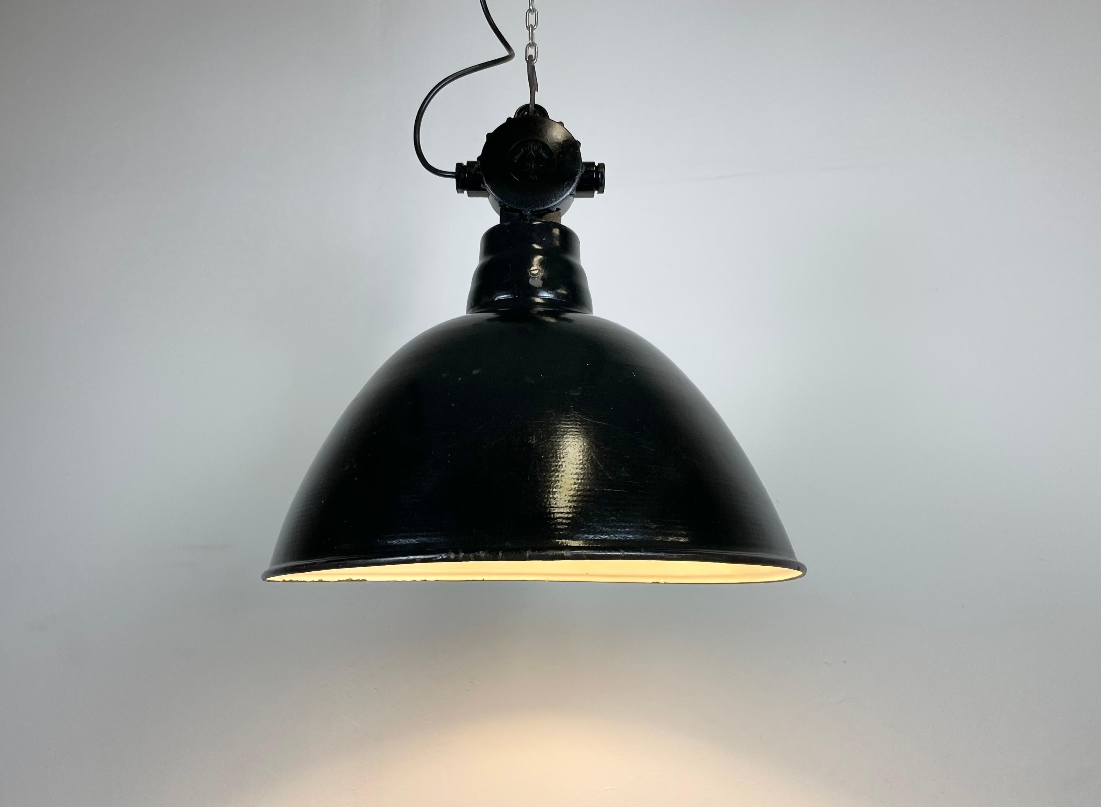 East German Black Enamel Factory Light by Lbd Veb Leuchtenbau Dresden, 1950s For Sale 1