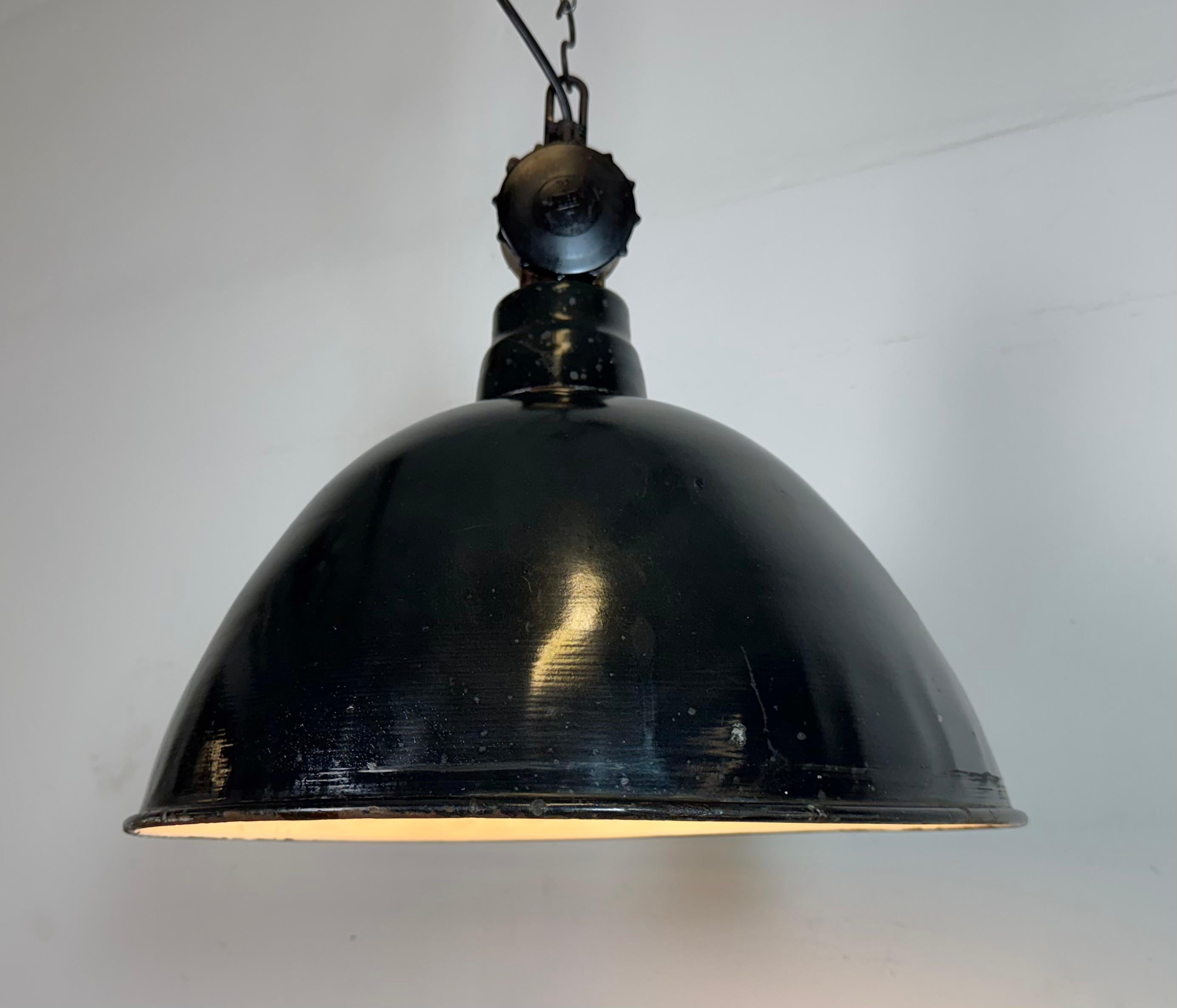 Lámpara de fábrica de esmalte negro de Alemania Oriental por Lbd Veb Leuchtenbau Dresden, años 50 en venta 2