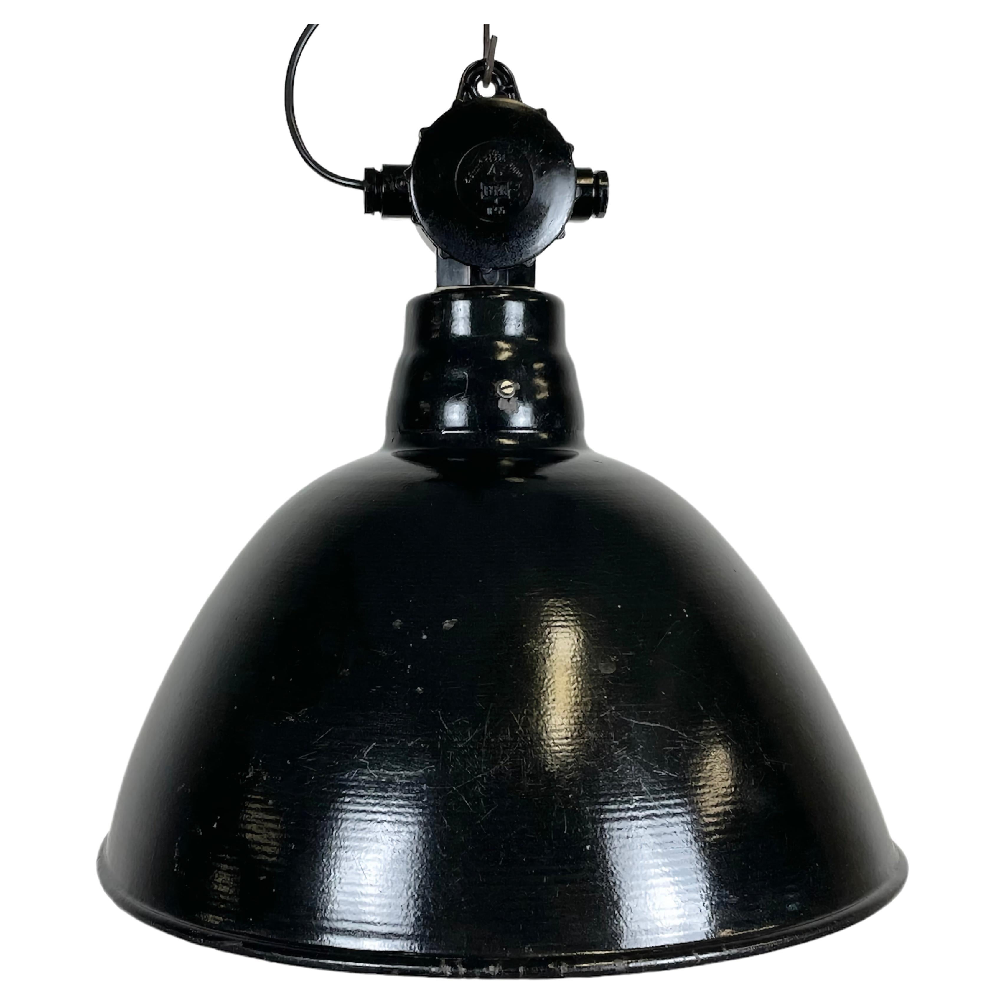 Lampe d'usine d'Allemagne de l'Est en émail noir par Lbd Veb Leuchtenbau Dresde, années 1950 en vente
