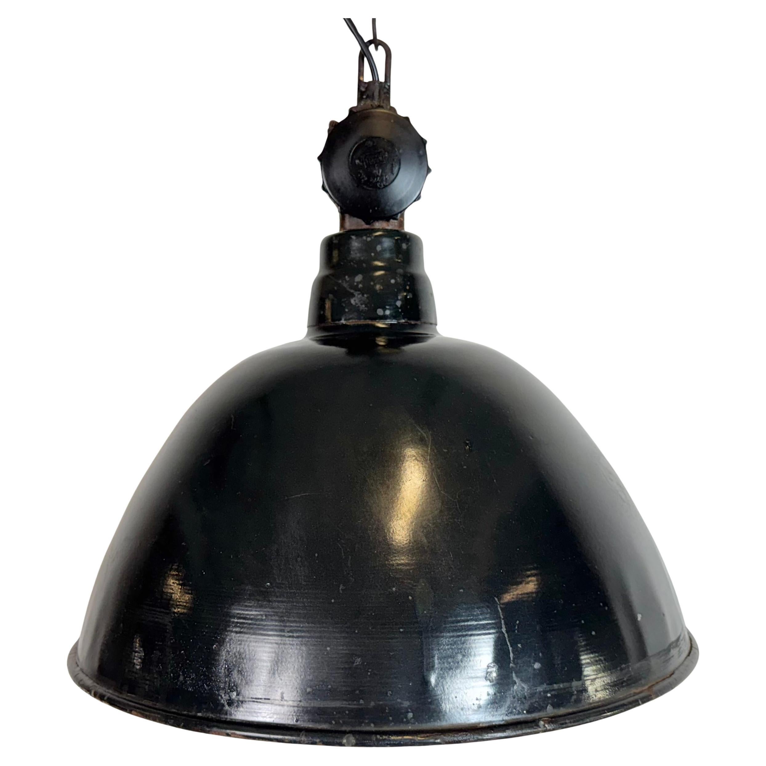 Lámpara de fábrica de esmalte negro de Alemania Oriental por Lbd Veb Leuchtenbau Dresden, años 50 en venta