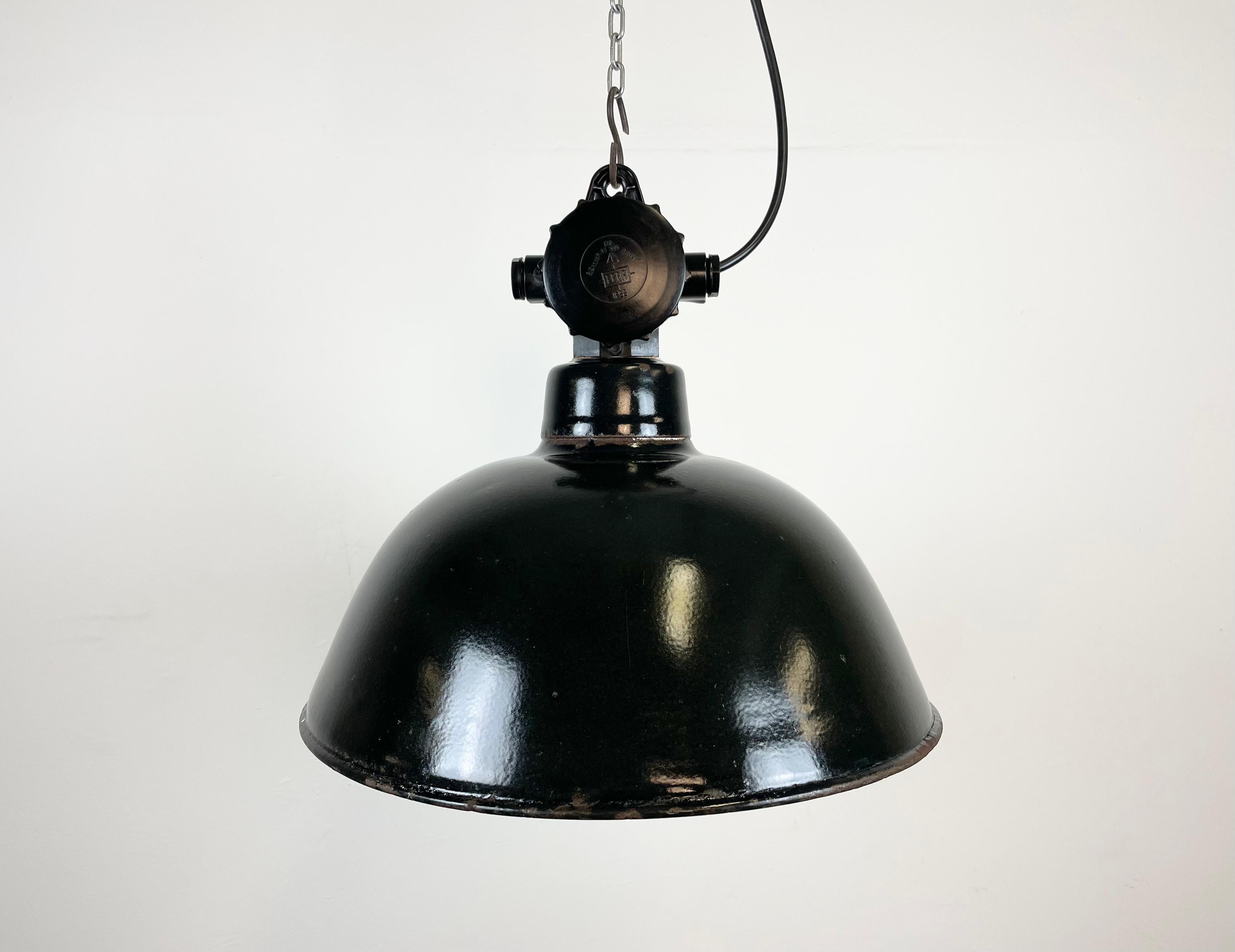 Industrial enamel factory lamp made by Lbd Veb Leuchtenbau Dresden in East Germany during the 1950s.It features black enamel shade with white enamel interior and bakelite top.The porcelain socket requires E 27 light bulbs. New wire. The weight of