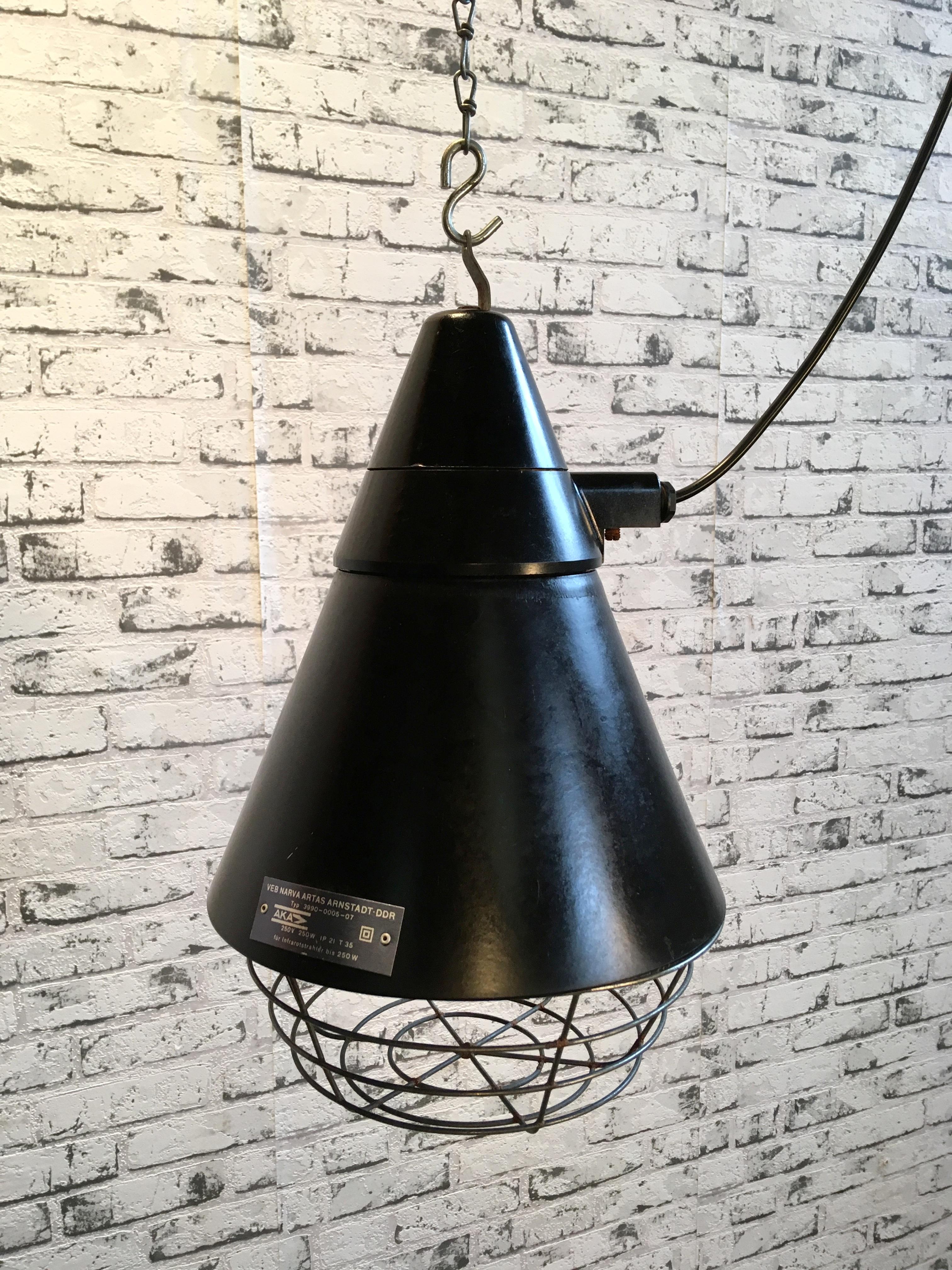 An old bakelite barn lamp with iron grid from East Germany. Producer- VEB narva Artas Arnstadt DDR. 1960s. Lamp has porcelain socket E 27, new wire. Fully functional.
 
 