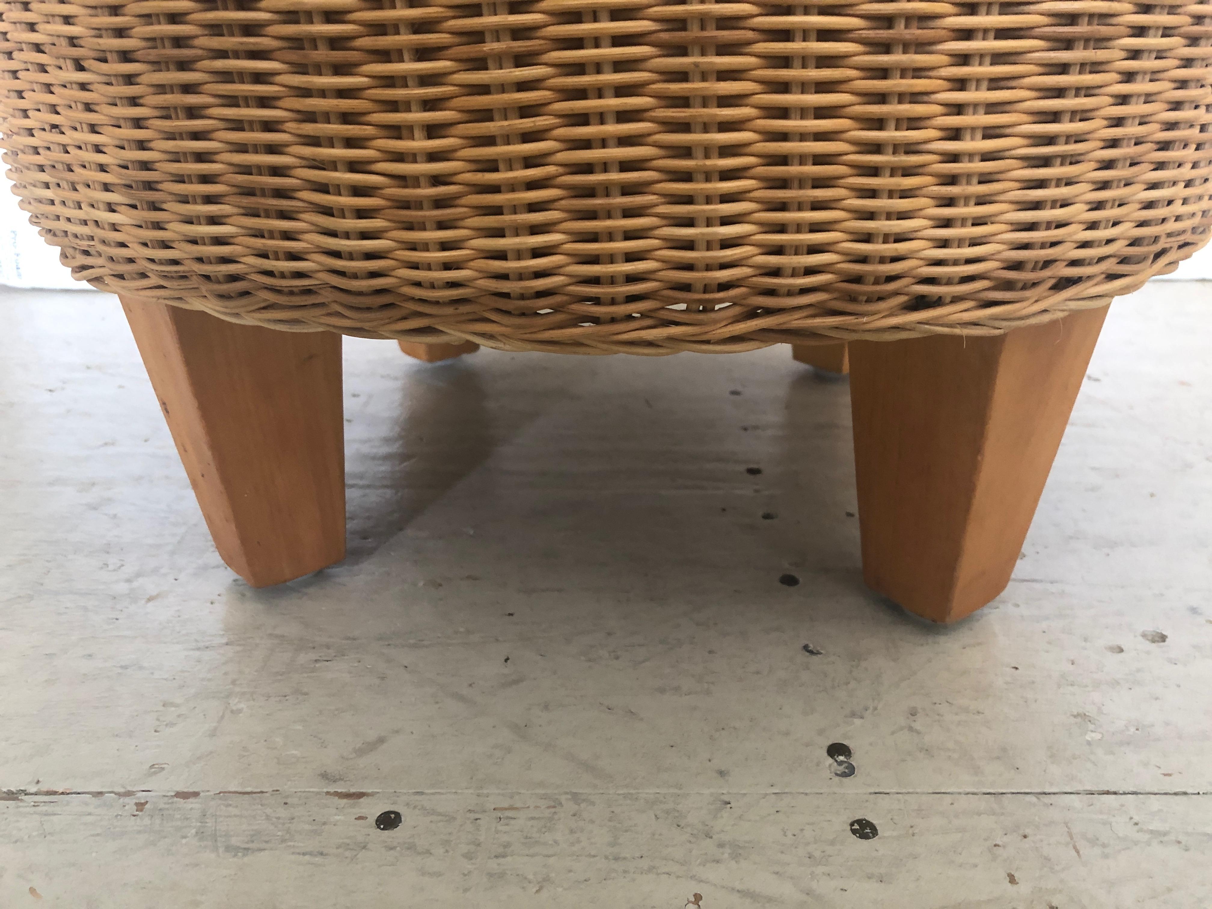 East Hampton Mid-Century Modern Wicker Rattan Round Ottoman Pouf In Excellent Condition In Hopewell, NJ