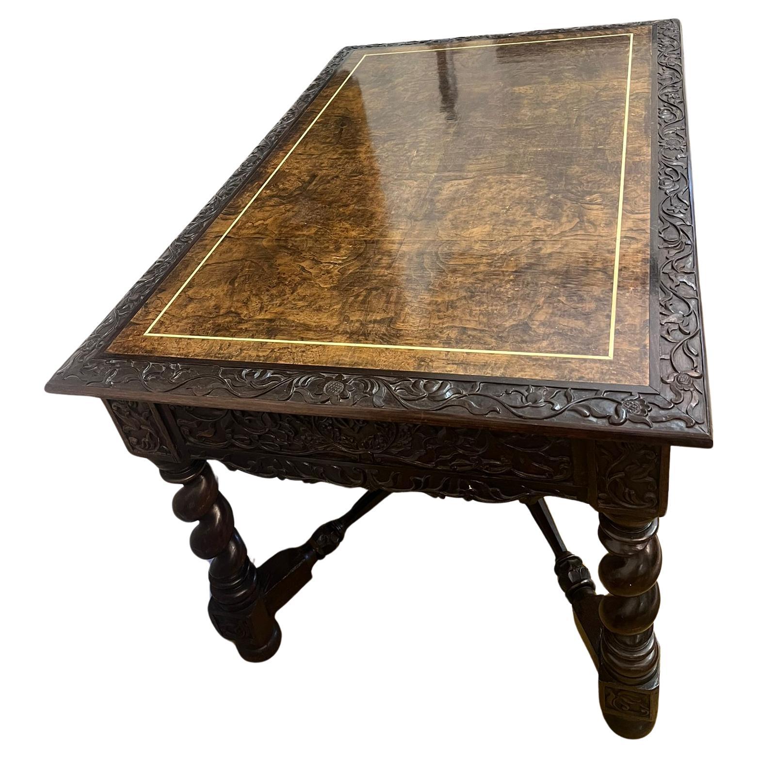
Ein fesselndes Stück Geschichte: der Schreibtisch eines niederländischen ostindischen Kapitäns. Dieser außergewöhnliche anglo-indonesische Tisch aus dem frühen 18. Jahrhundert ist ein Beispiel für die Kunstfertigkeit der damaligen Zeit, geschnitzt