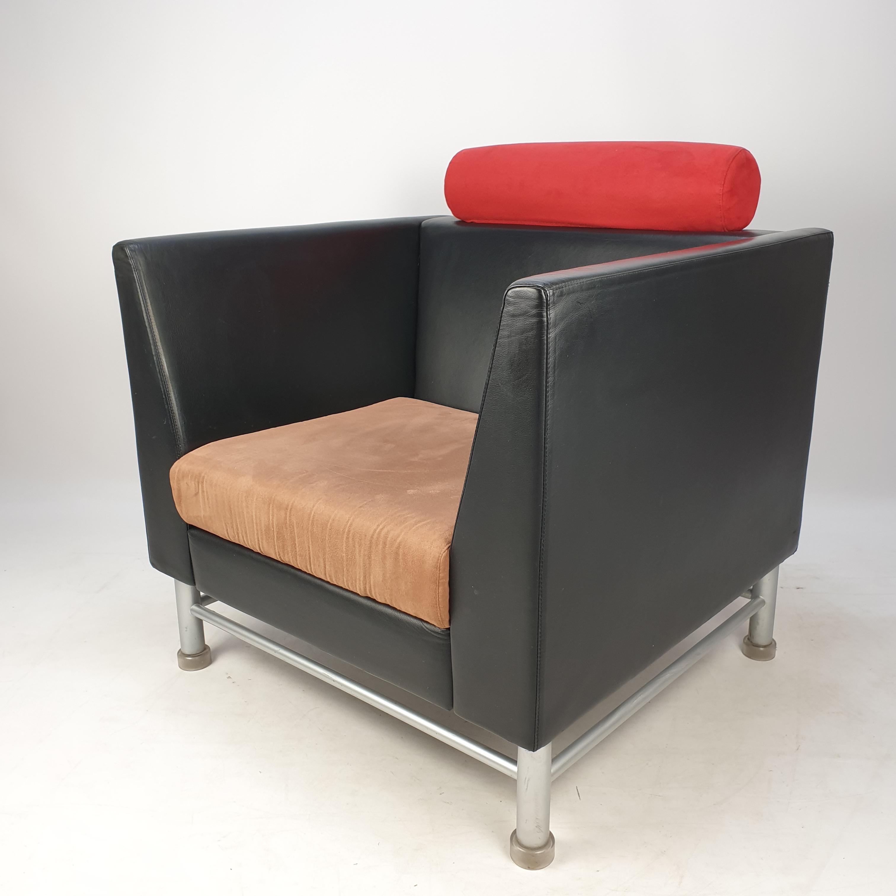 Wonderful lounge chair with its original soft leather upholstery in great condition. This suburb lounge chair features gray lacquered steel feet with translucent plastic end pieces. Designed by Ettore Sottsass and manufactured by Knoll. In 1983, two