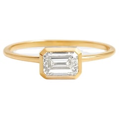 East to West Smaragdschliff Moissanit Ring