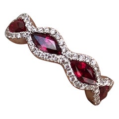 Ring mit Ost-West-Marquis-Rubin und Diamant
