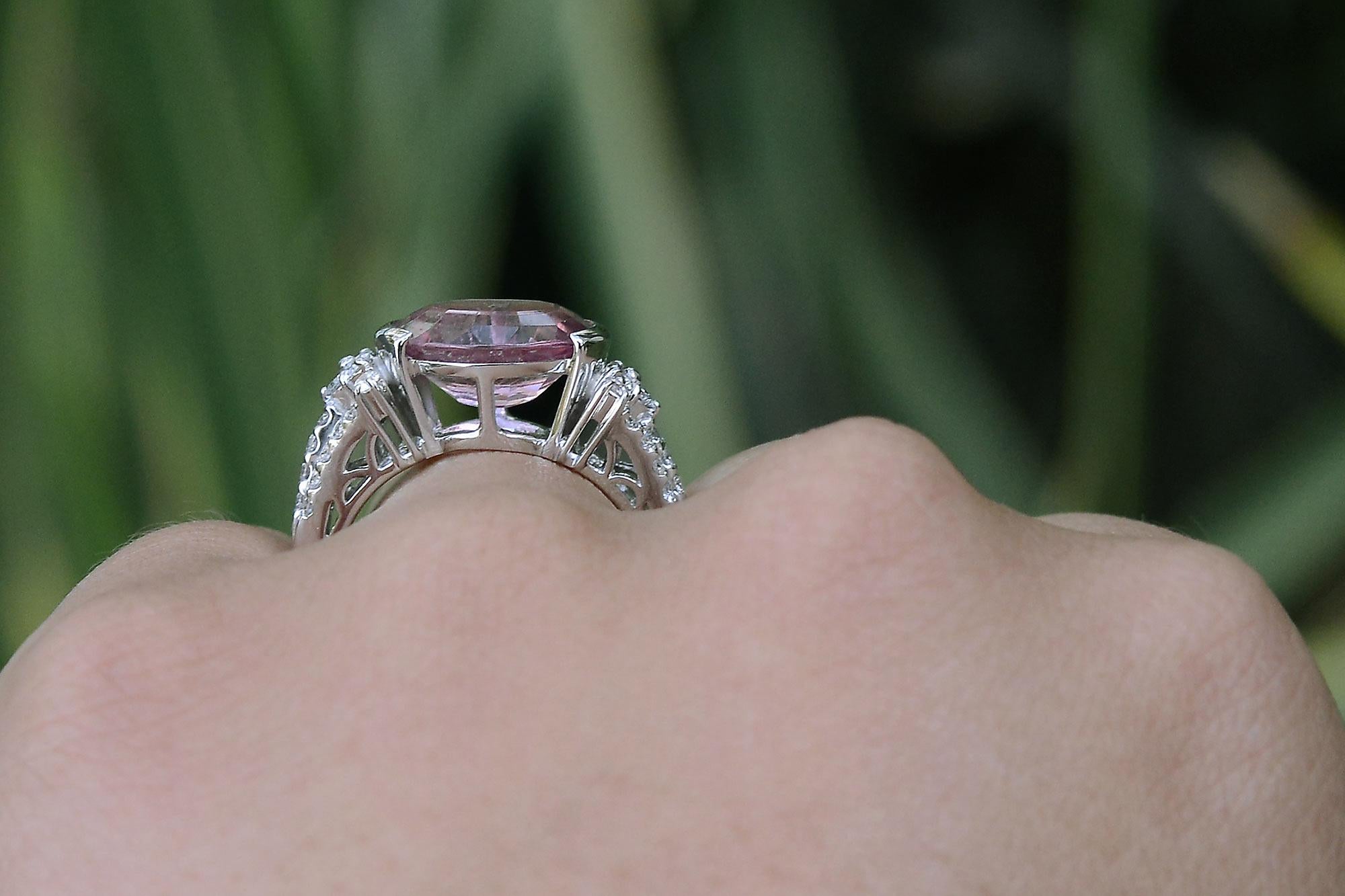 Ost-West-Ring mit 6,90 Karat rosa Turmalin und Diamant (Ovalschliff) im Angebot