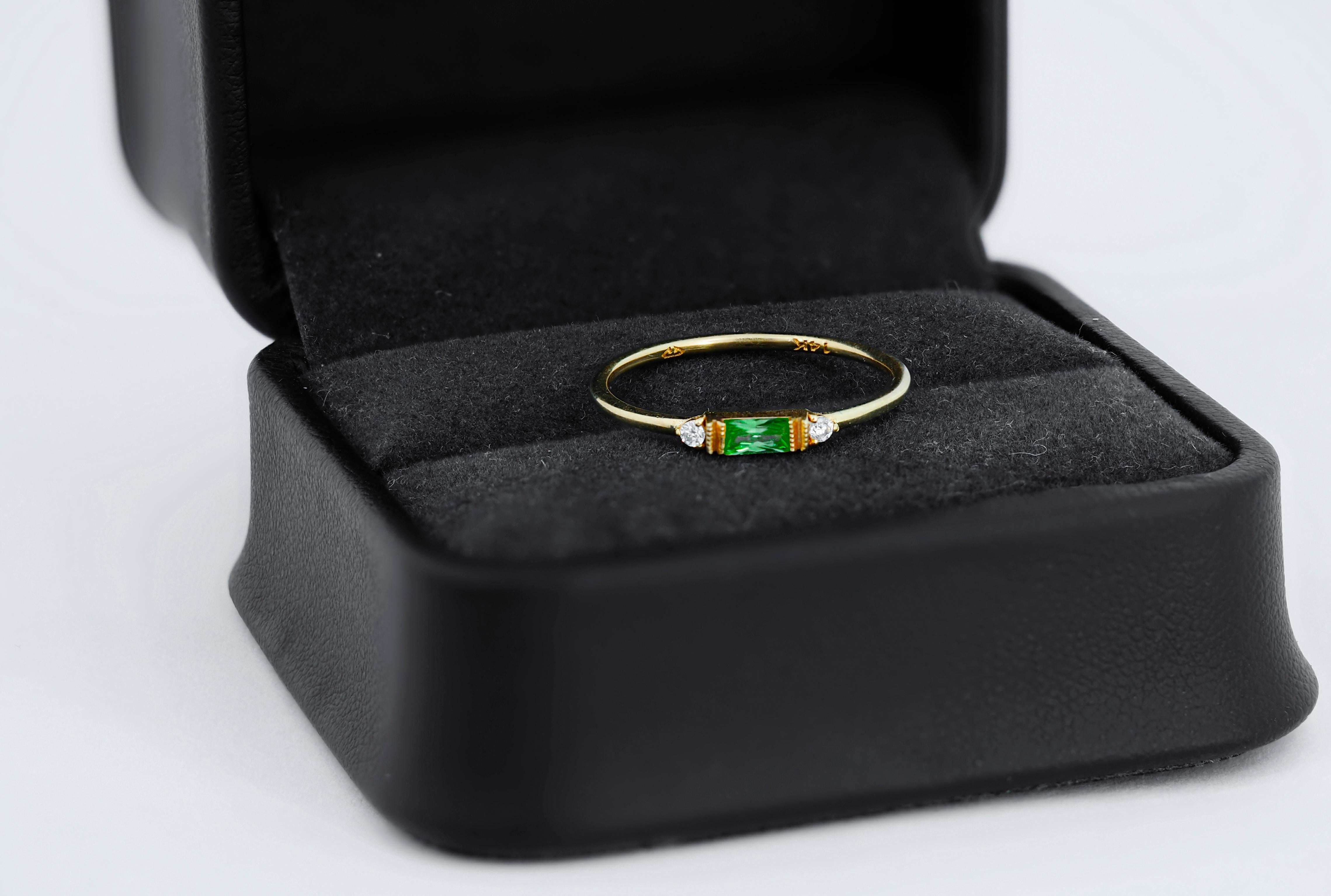 East west Baguette Cut Green Gemstone Engagement 14k gold Ring. Bague en émeraude de laboratoire. Bague baguette en émeraude. Bague minimaliste en or massif 14k avec émeraude verte. Bague empilable en émeraude et moissanite. Bague minimaliste. Bague