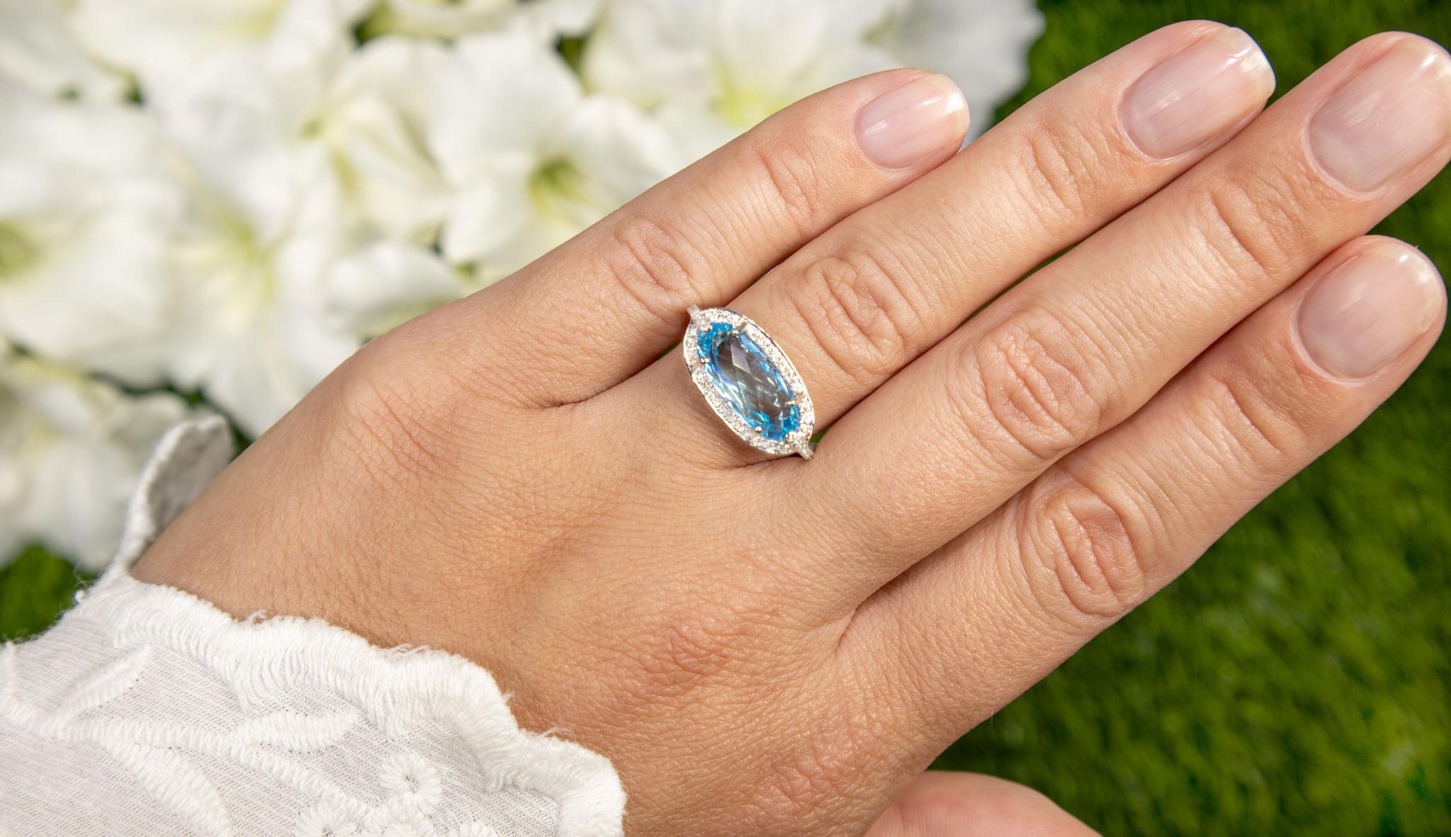 Il est accompagné d'une évaluation gemmologique par la GIA (GG/AJP).
Toutes les pierres précieuses sont naturelles
Topaze bleue = 4 carats
Diamants taille ronde = 0,20 carats
Métal : Or blanc 14K
Taille de la bague : 7* US
*Il peut être