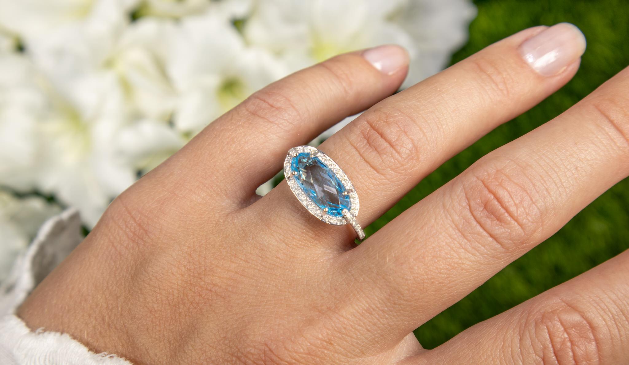 East West Blauer Topas Cocktail-Ring Diamant Halo 4,2 Karat 14K Gold (Zeitgenössisch) im Angebot