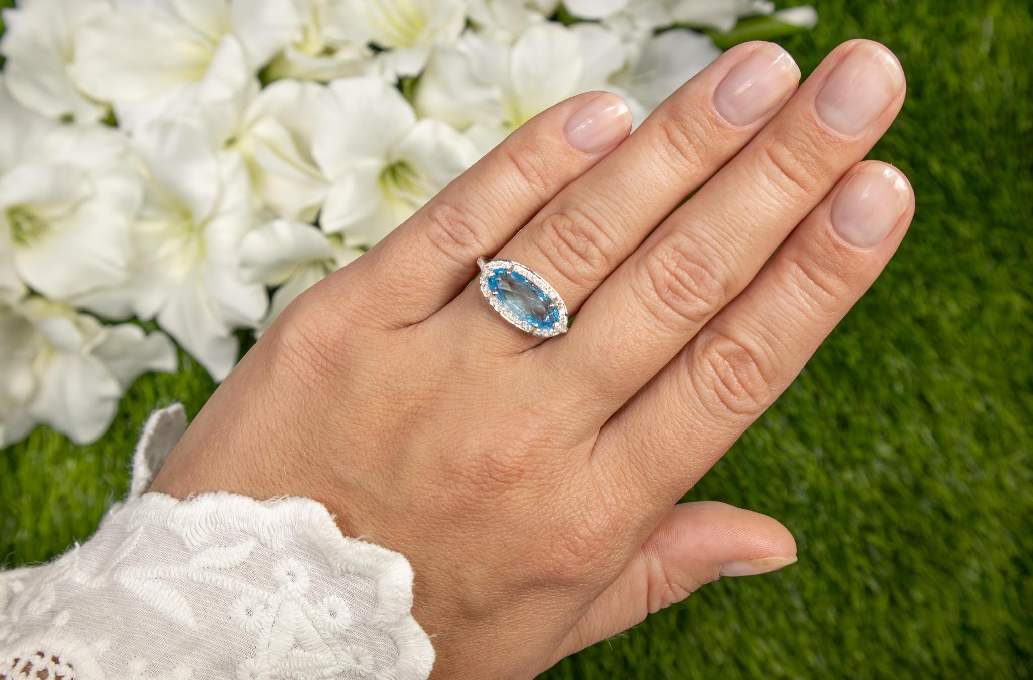 Taille rose Bague cocktail en or 14 carats avec topaze bleue est-ouest et halo de diamants de 4,2 carats en vente