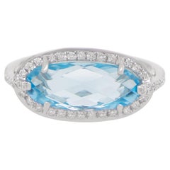 Bague cocktail en or 14 carats avec topaze bleue est-ouest et halo de diamants de 4,2 carats